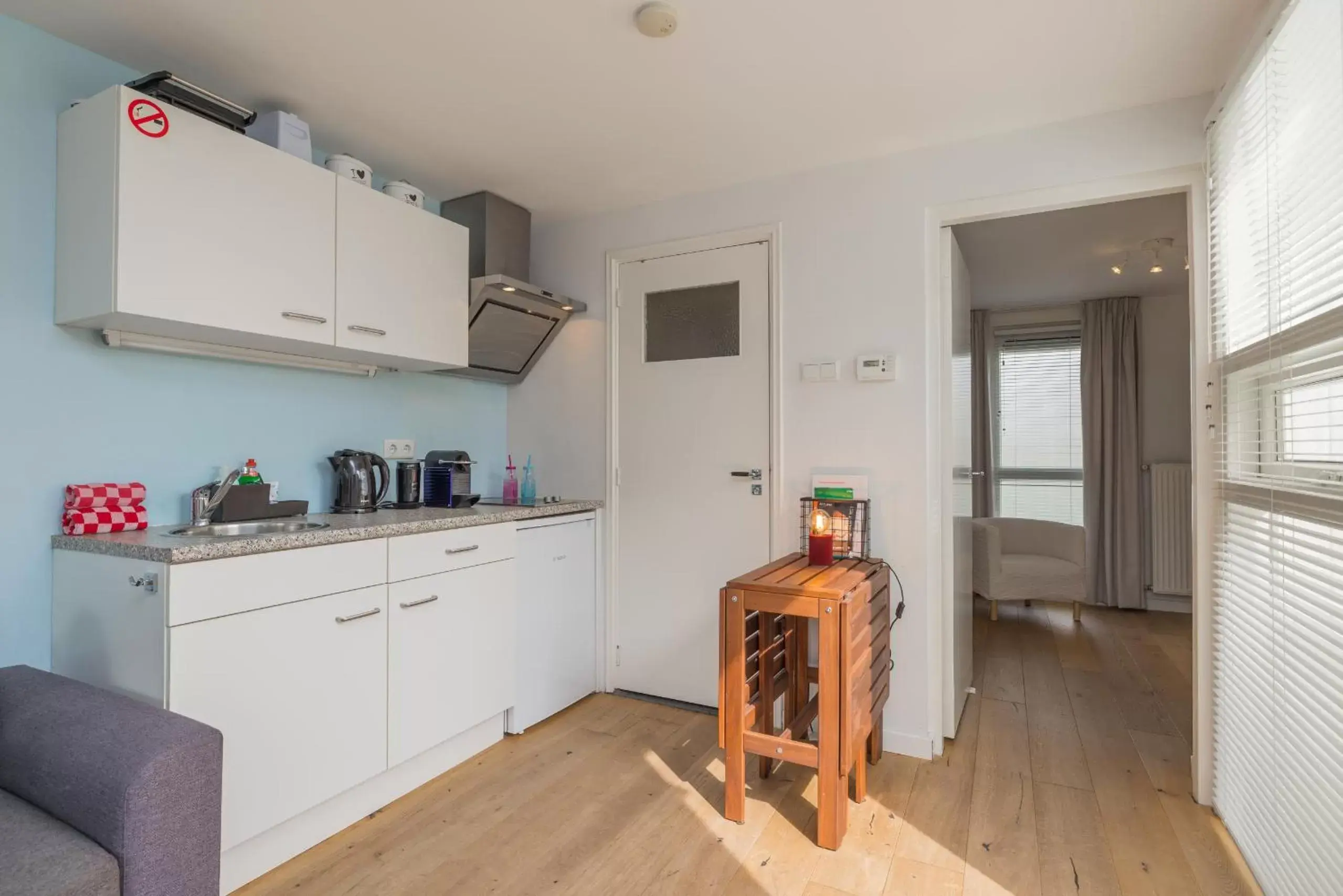 Dining area, Kitchen/Kitchenette in BeachHouse Oase aan Zee