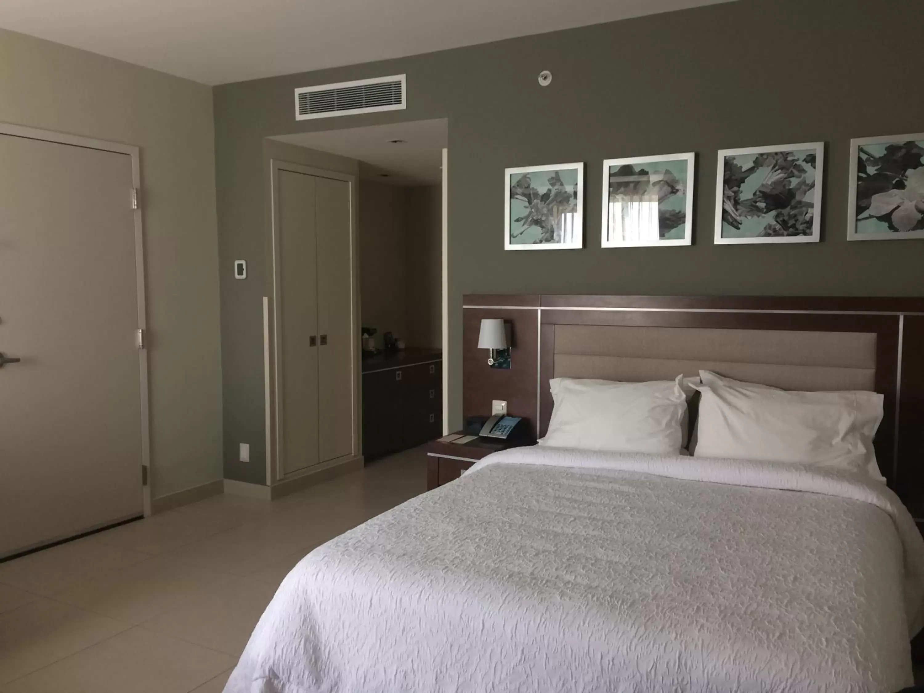 Bedroom, Bed in Hampton Inn by Hilton Villahermosa