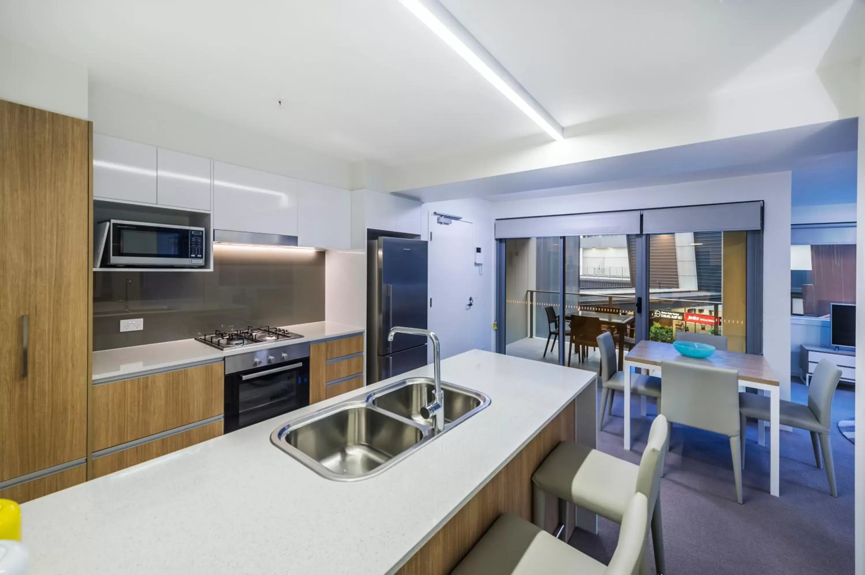 Balcony/Terrace, Kitchen/Kitchenette in Link Portside Wharf Apartment Hotel