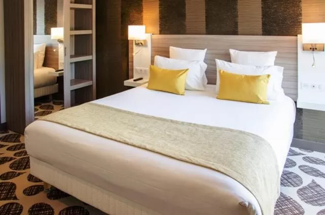 Bed in Contact Hôtel Le Provençal Bordeaux Lac