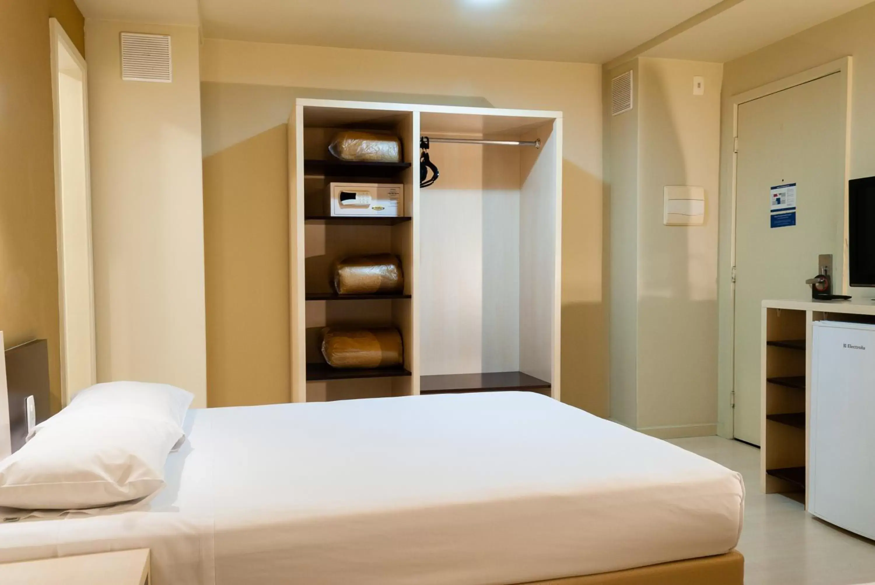 Bedroom, Bed in Master Curitiba Hotel - 1,6 km do Estádio Couto Pereira - Show Bedroom, Bed in Master Curitiba Hotel - 1,6 km do Estádio Couto Pereira - Show