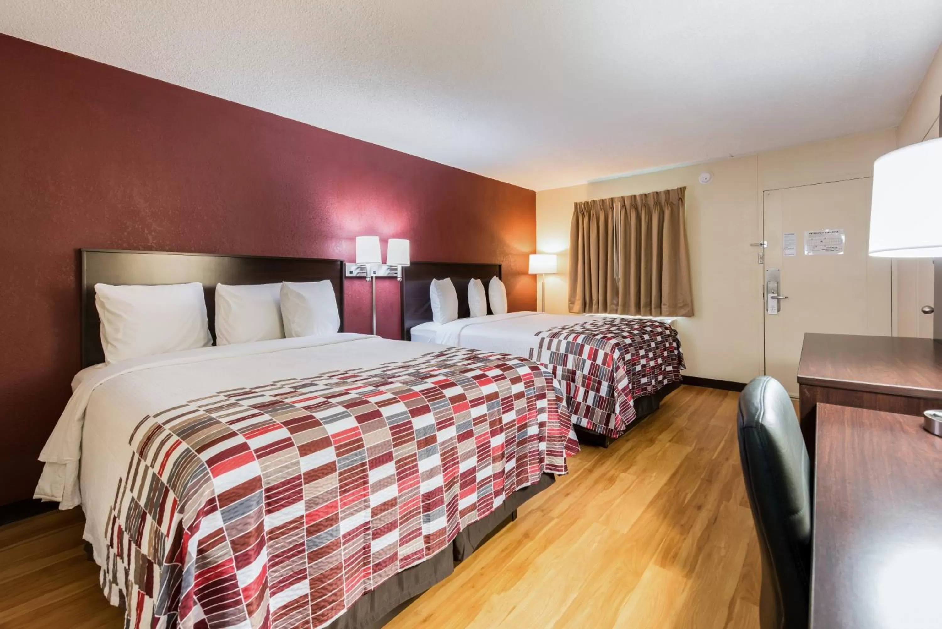 Bedroom, Bed in Red Roof Inn Marion, IN