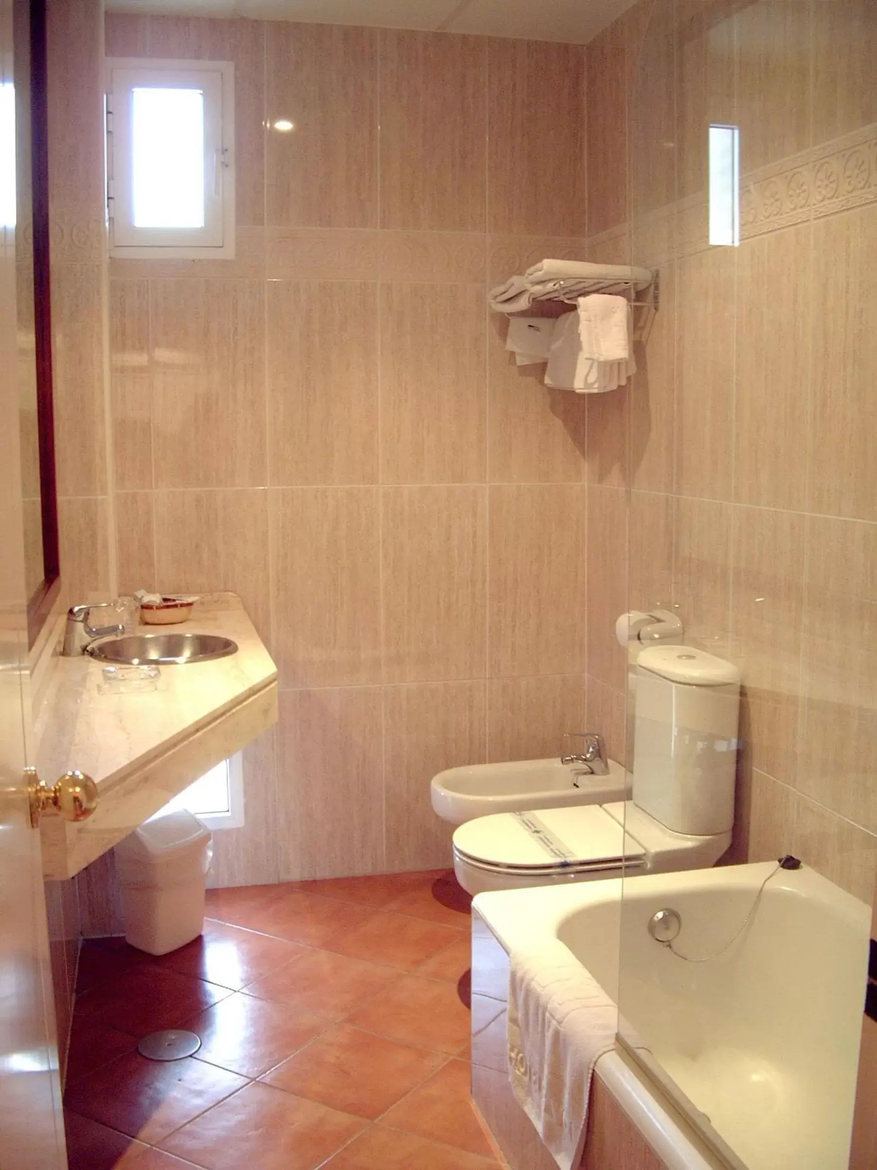 Shower, Bathroom in Hotel Guadalquivir