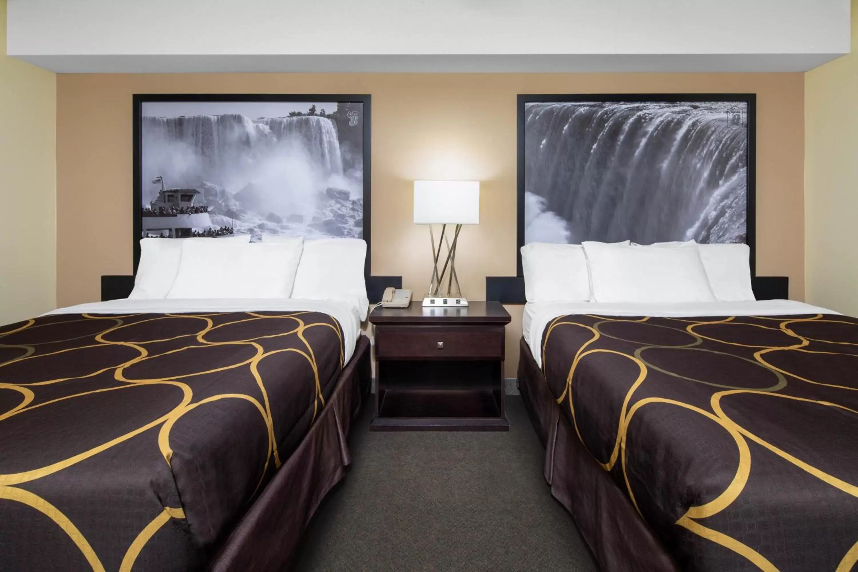 Photo of the whole room, Bed in Super 8 by Wyndham Niagara Falls by the Falls