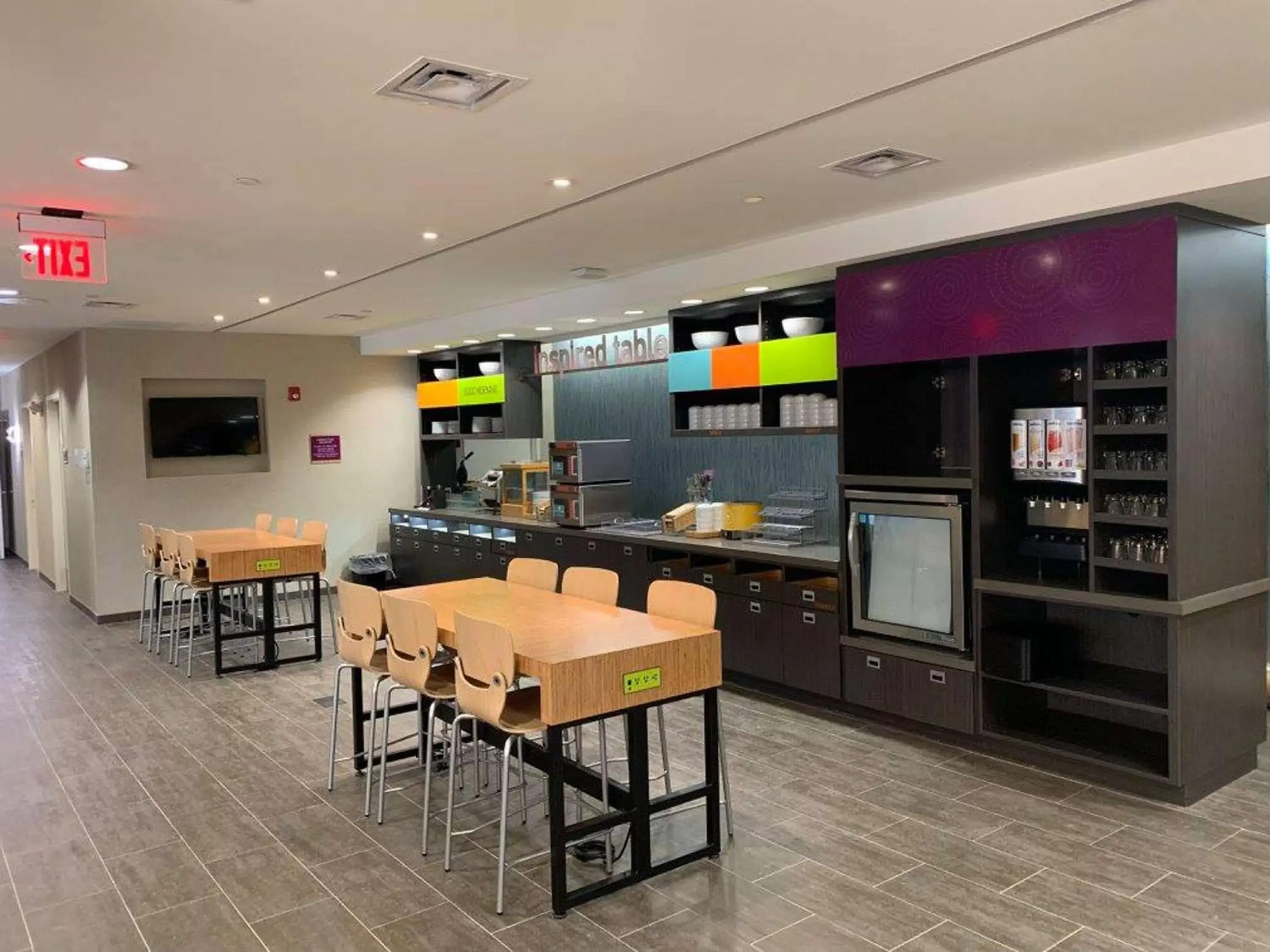 Dining area in Home2 Suites By Hilton Newark Airport