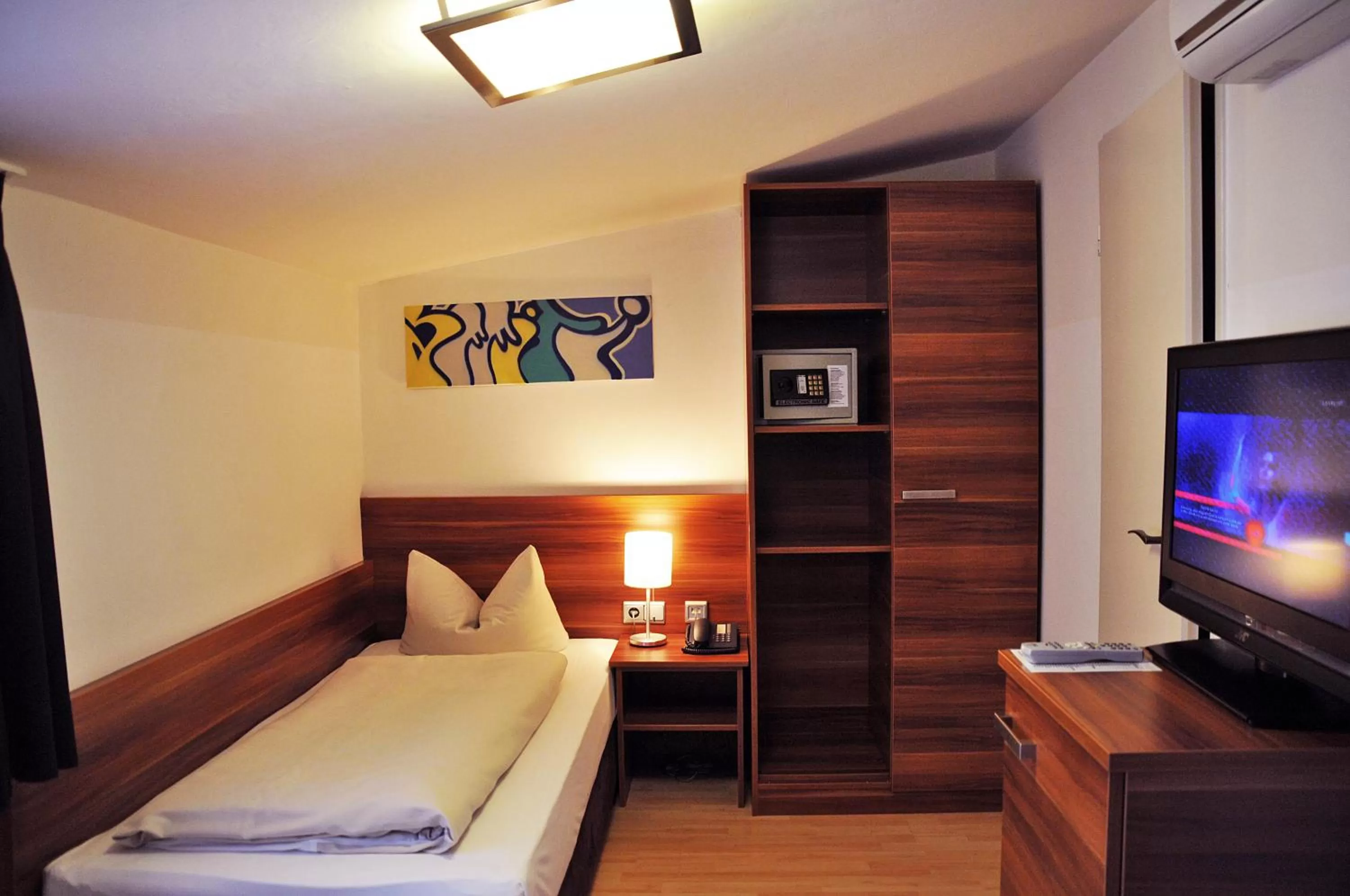 Photo of the whole room, Bed in Arthotel Munich