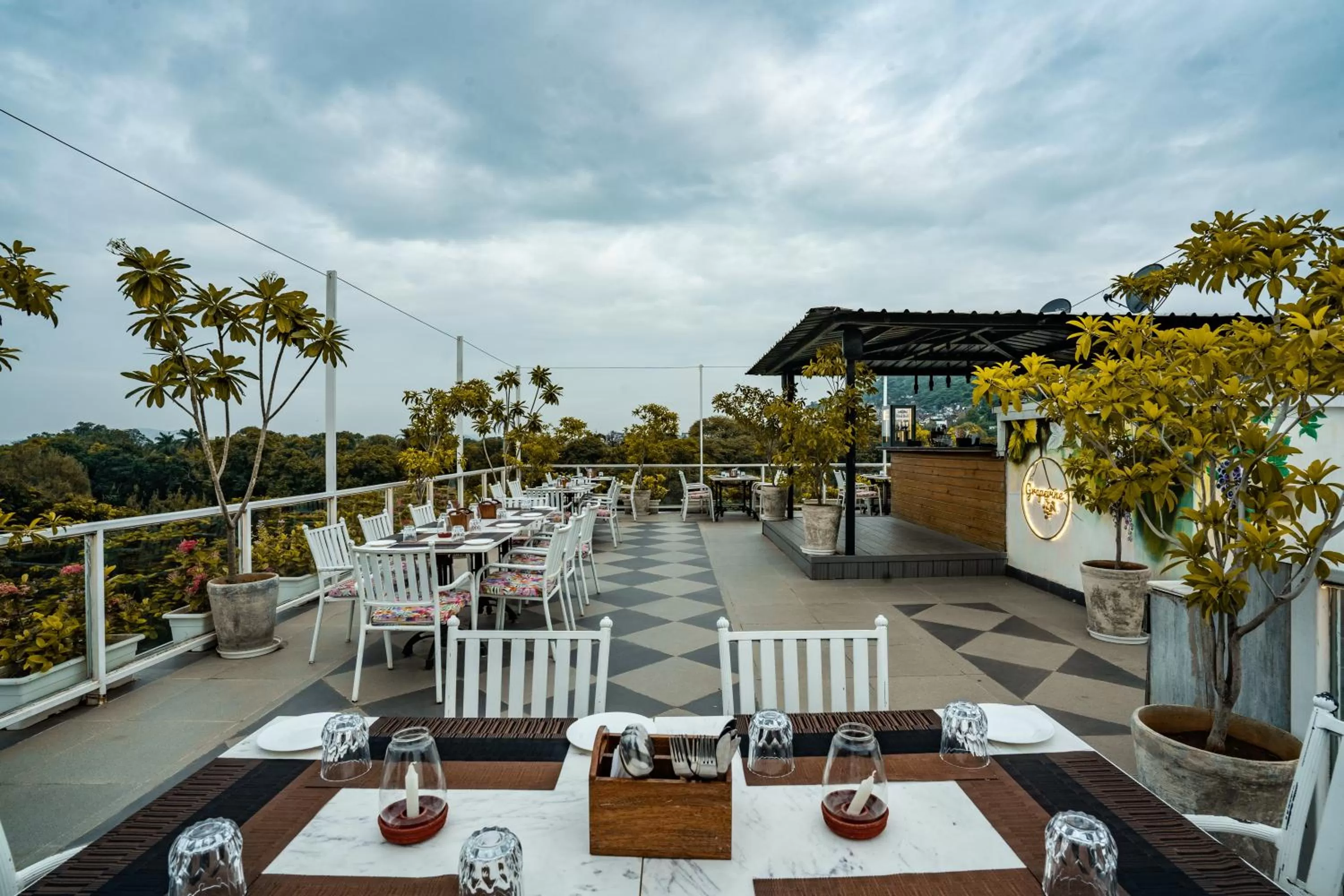 Restaurant/places to eat in Tripli Hotels Shiv Villas