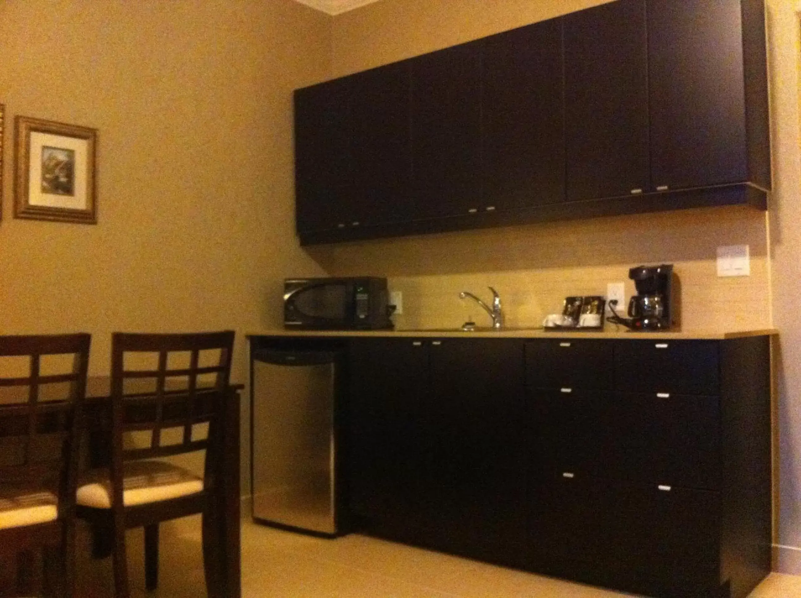 Kitchen or kitchenette, TV/Entertainment Center in Montecassino Hotel & Suites