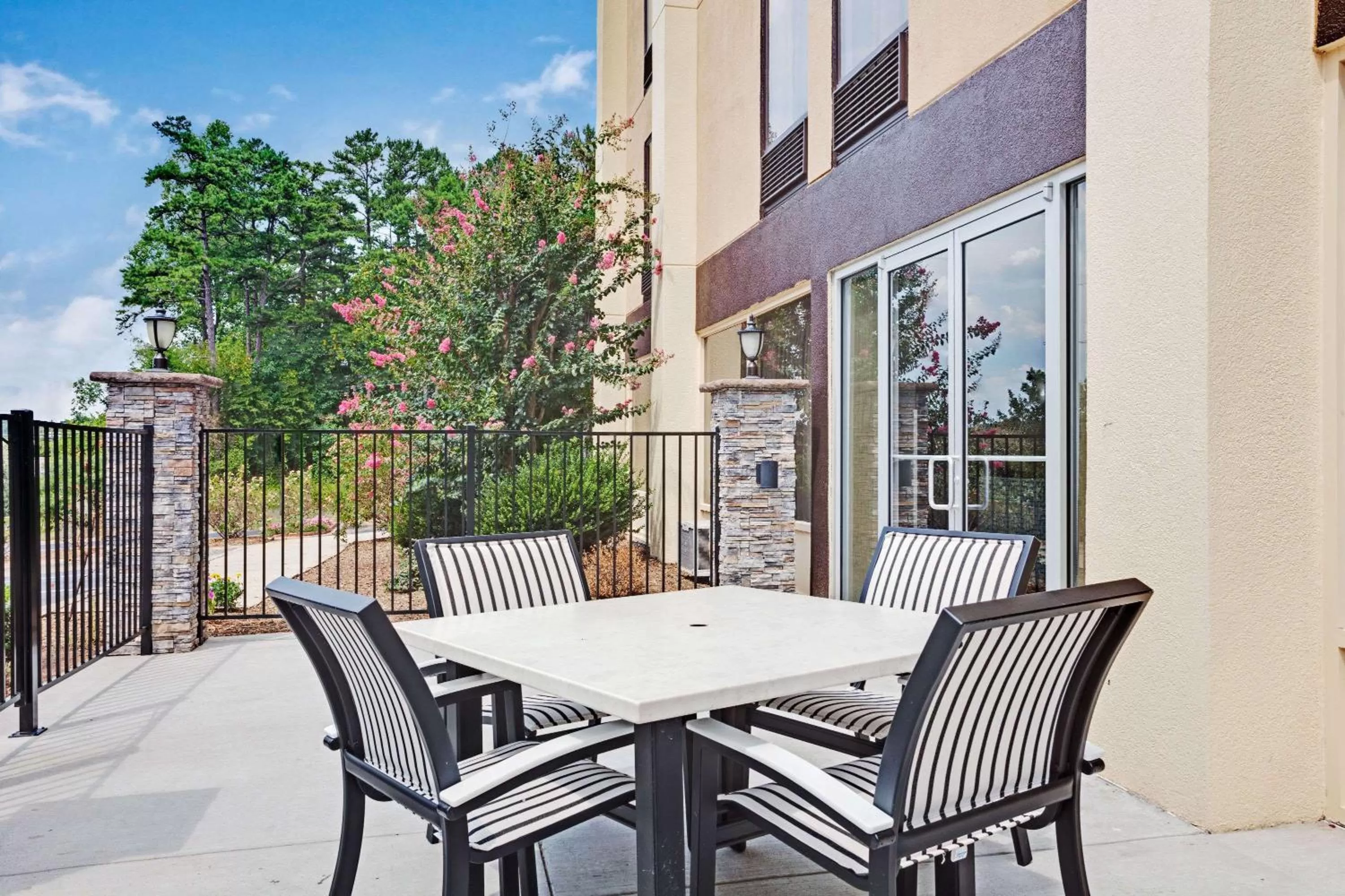 Lounge or bar in Wyndham Garden Charlotte Airport Southeast