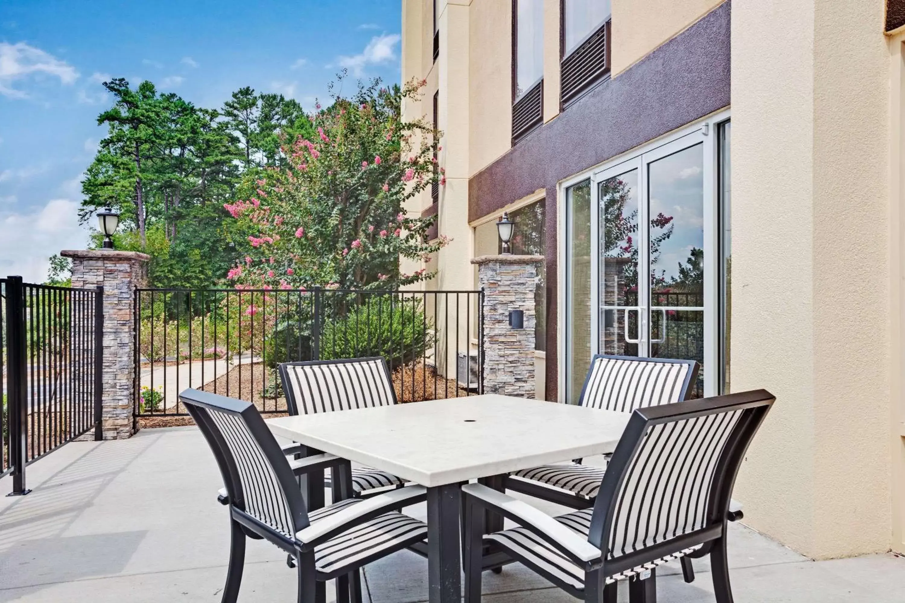 Lounge or bar in Wyndham Garden Charlotte Airport Southeast Lounge or bar in Wyndham Garden Charlotte Airport Southeast