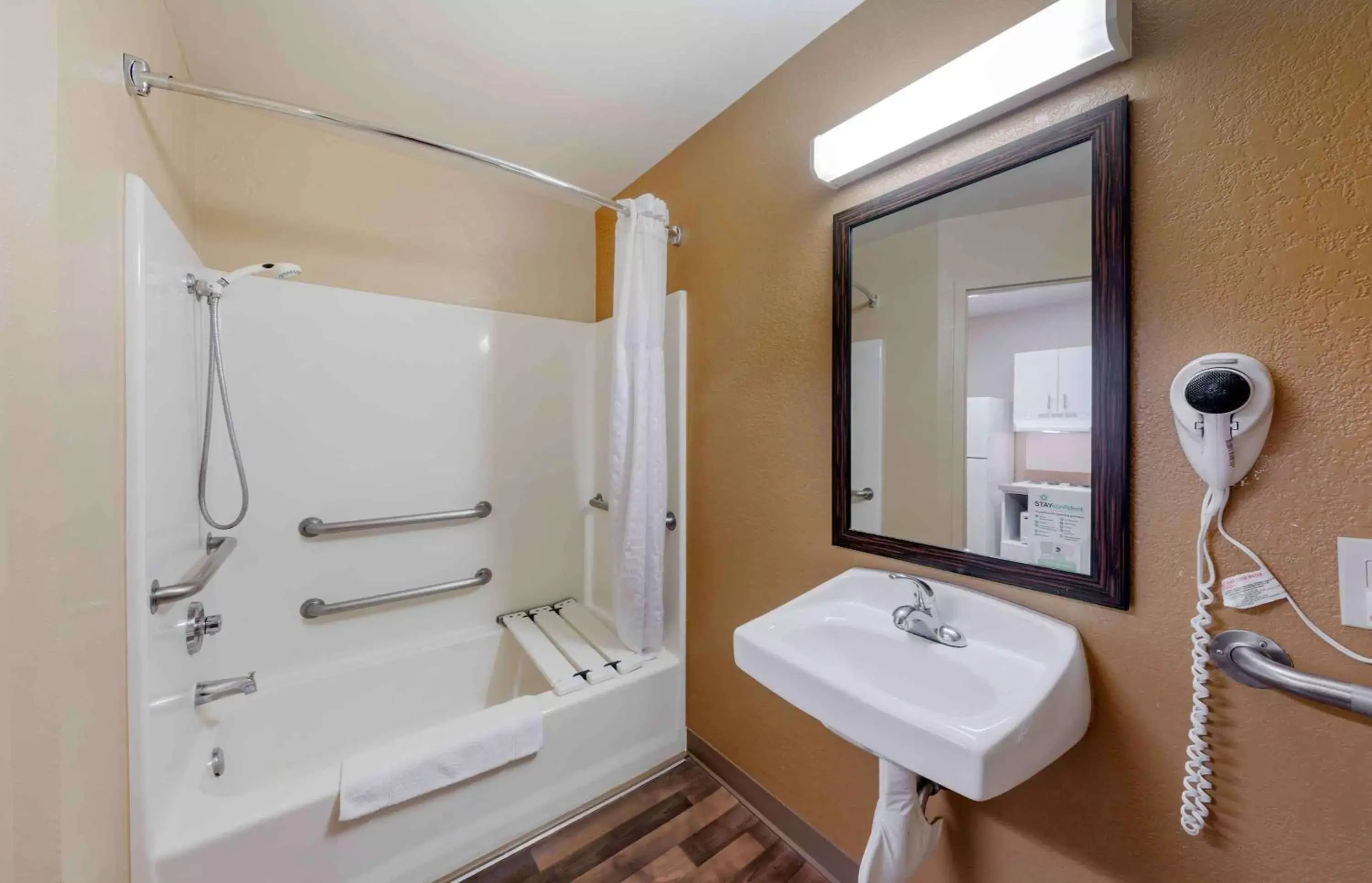 Bathroom in Extended Stay America Suites - Orange County - Huntington Beach