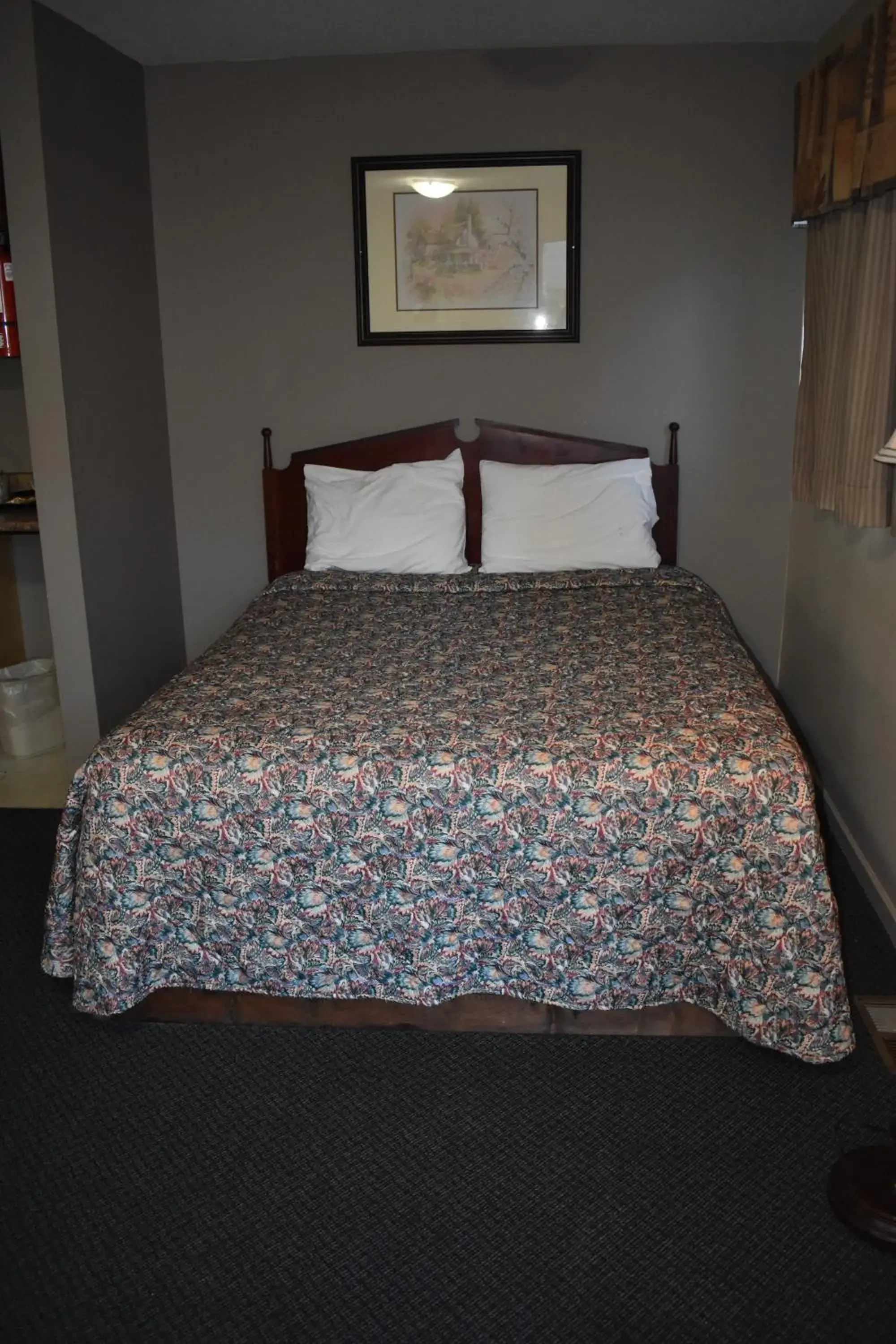 Bed in Hope Inn and Suites