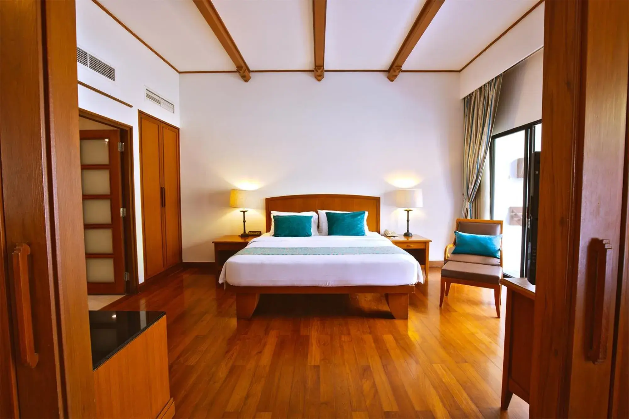 Bedroom, Bed in Woodlands Hotel and Resort Pattaya