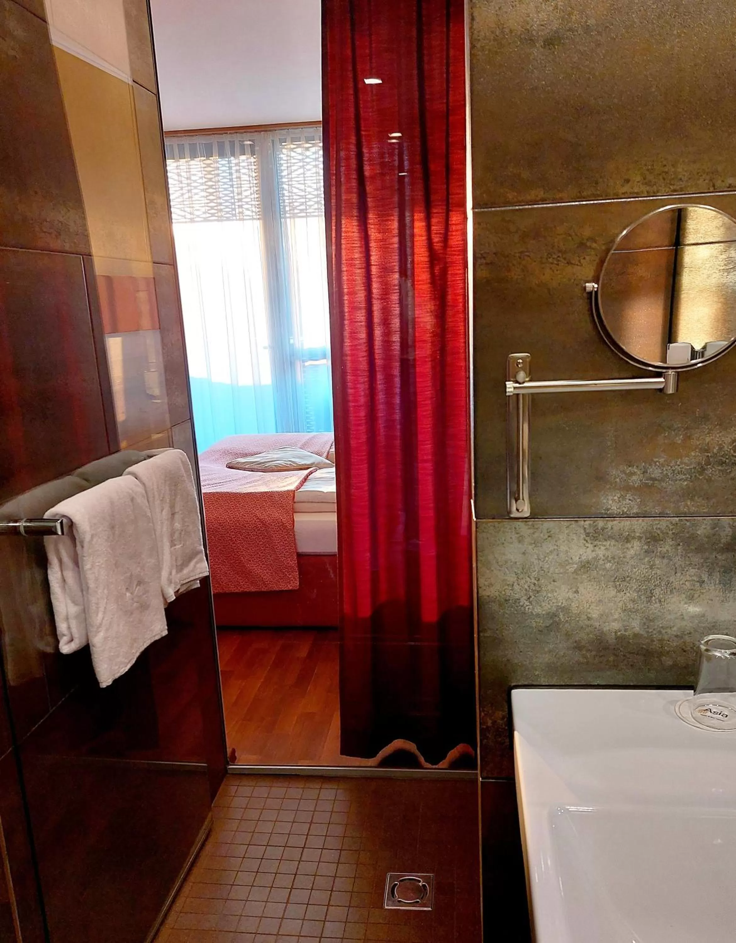 Bathroom, Bed in Asia Hotel & Spa Leoben