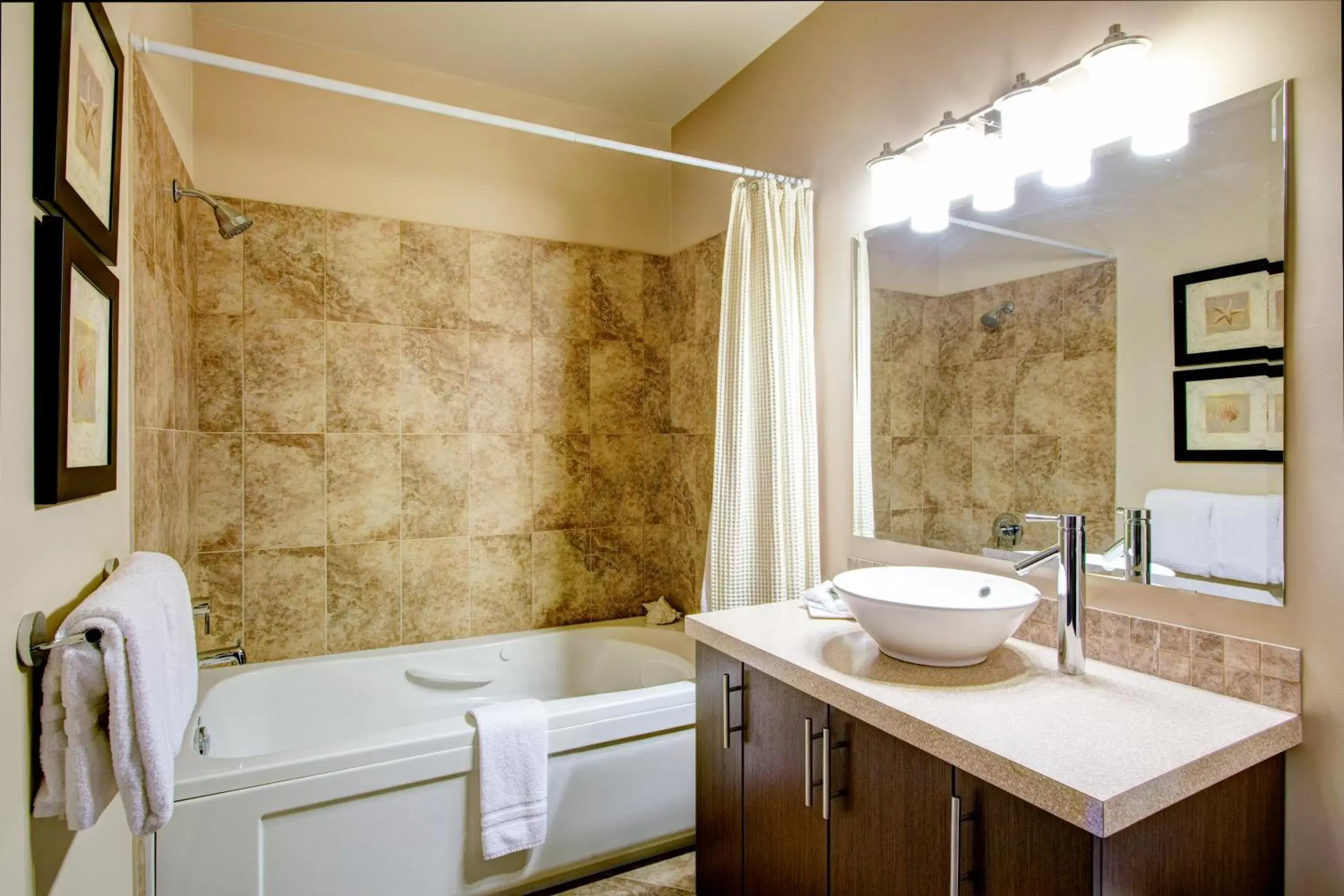 Bathroom in Sunrise Ridge Waterfront Resort