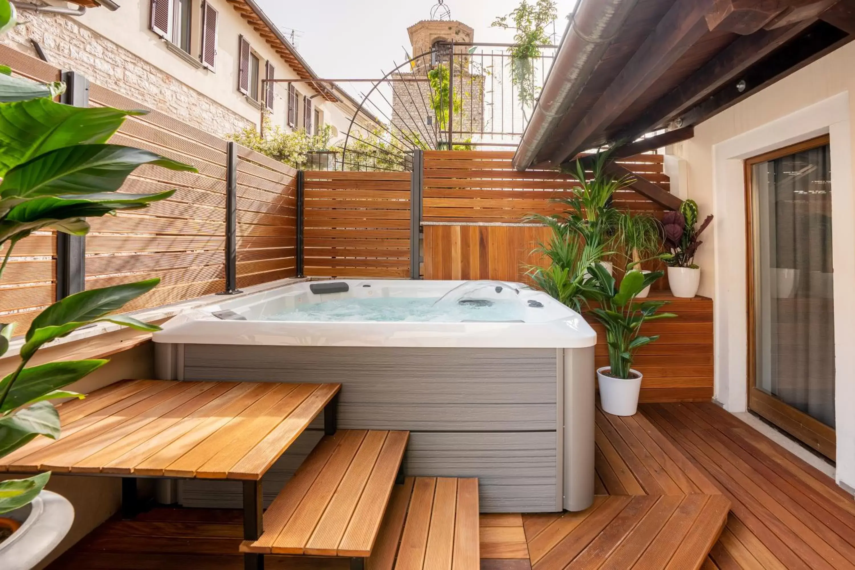 Hot Tub in GG8 Hotel & Suite SPA