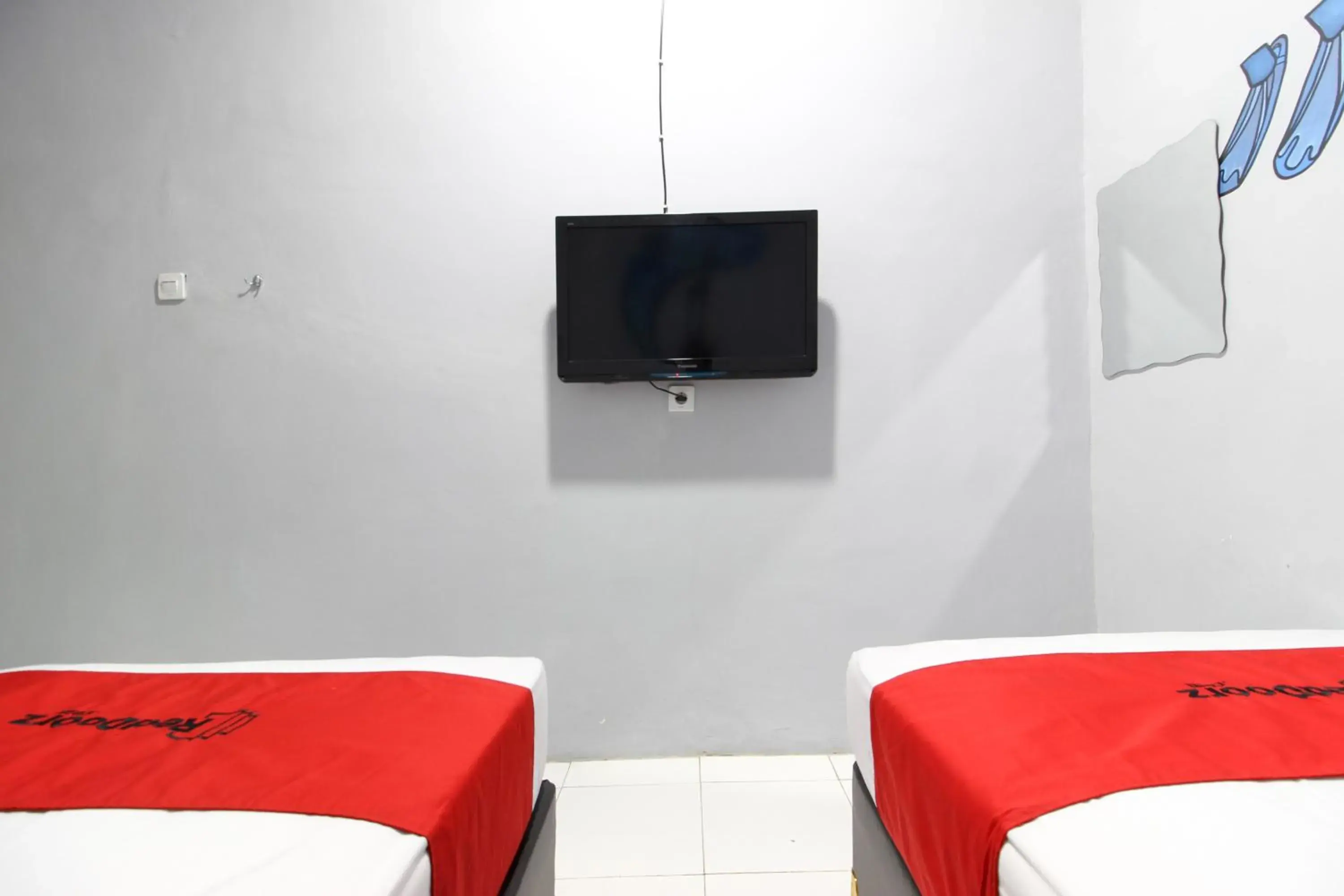 Bedroom, TV/Entertainment Center in RedDoorz near Graha Saba UGM