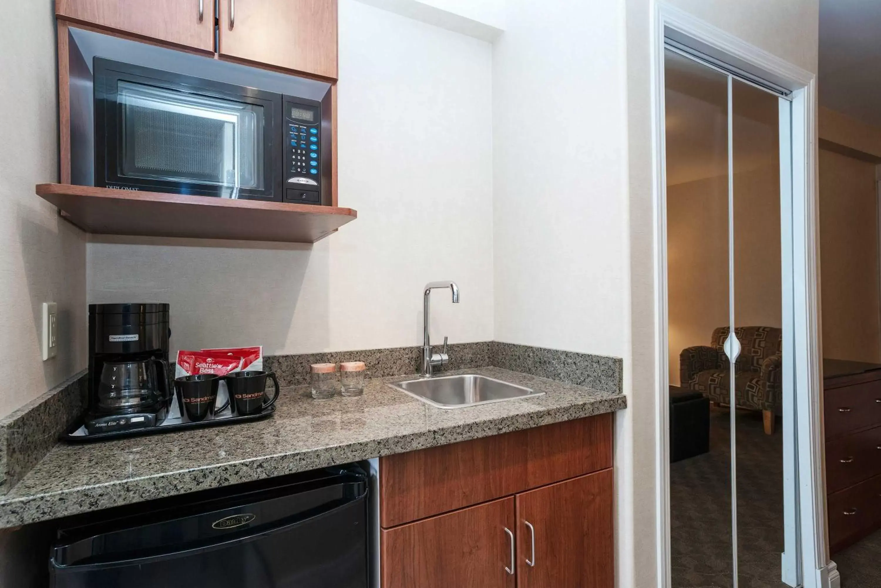 Photo of the whole room, Kitchen/Kitchenette in Sandman Hotel & Suites Calgary West