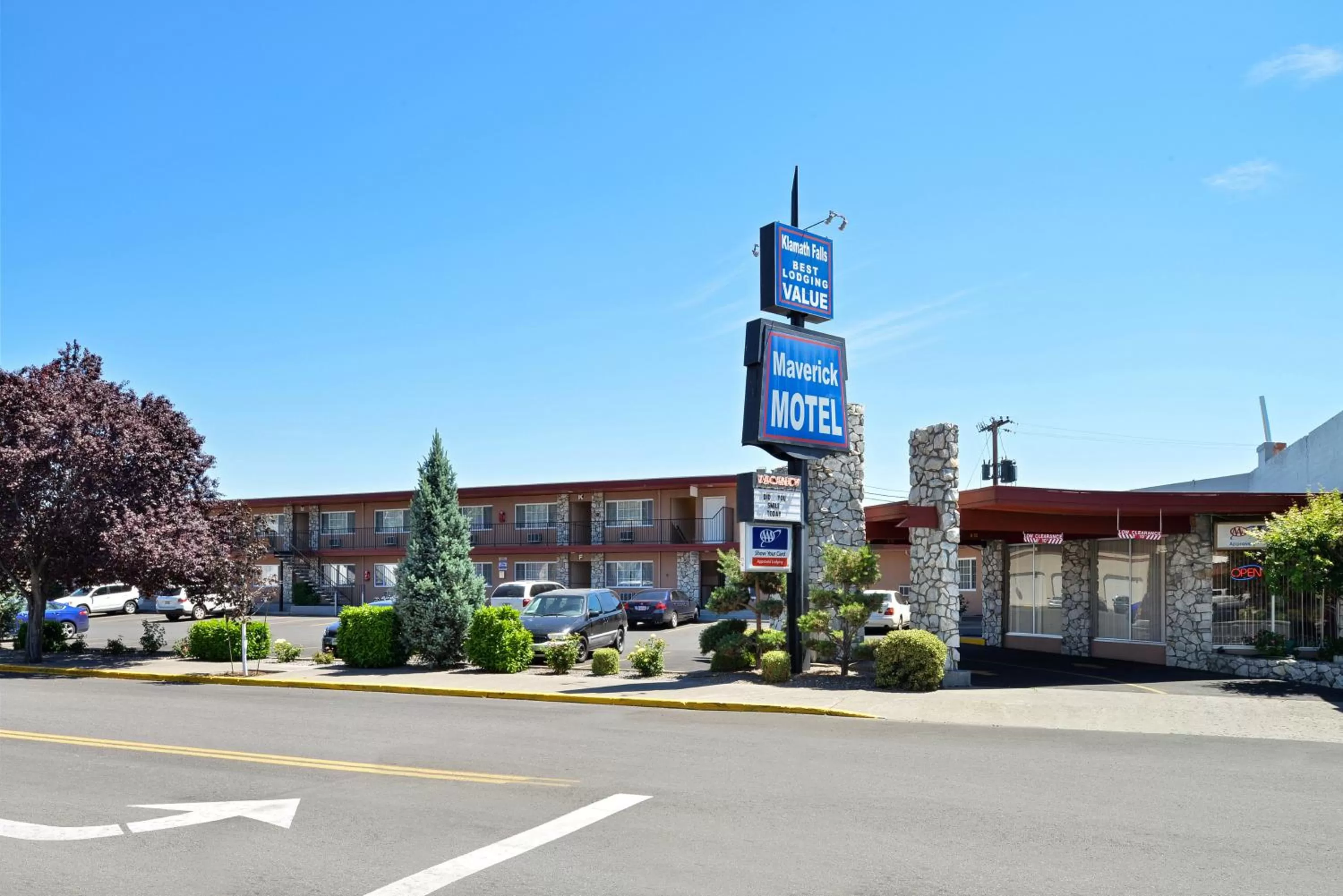 Property building in Maverick Motel - Modern Renovated Motel