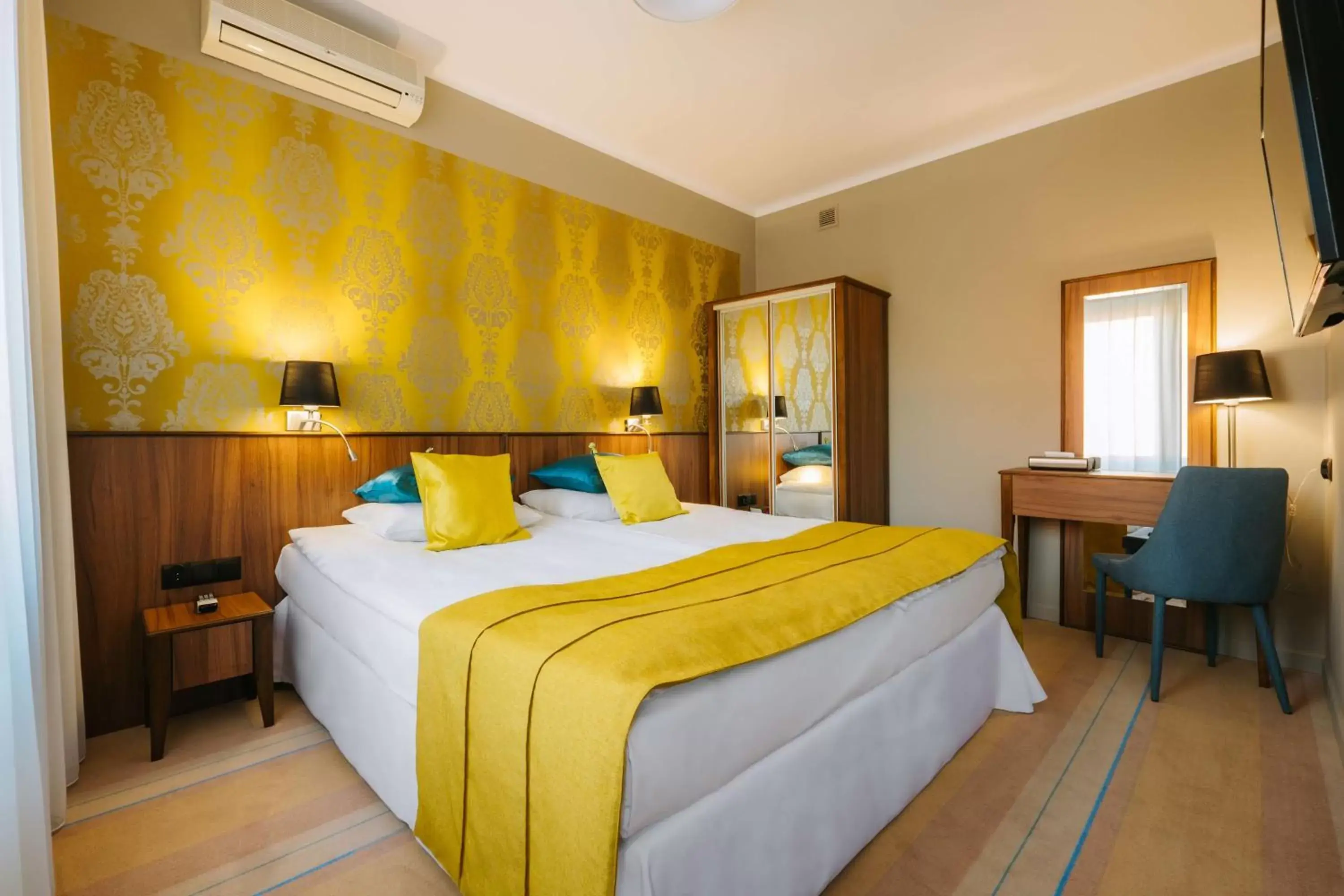 Queen Suite with Sofa Bed in Best Western Hotel Cristal Queen Suite with Sofa Bed in Best Western Hotel Cristal