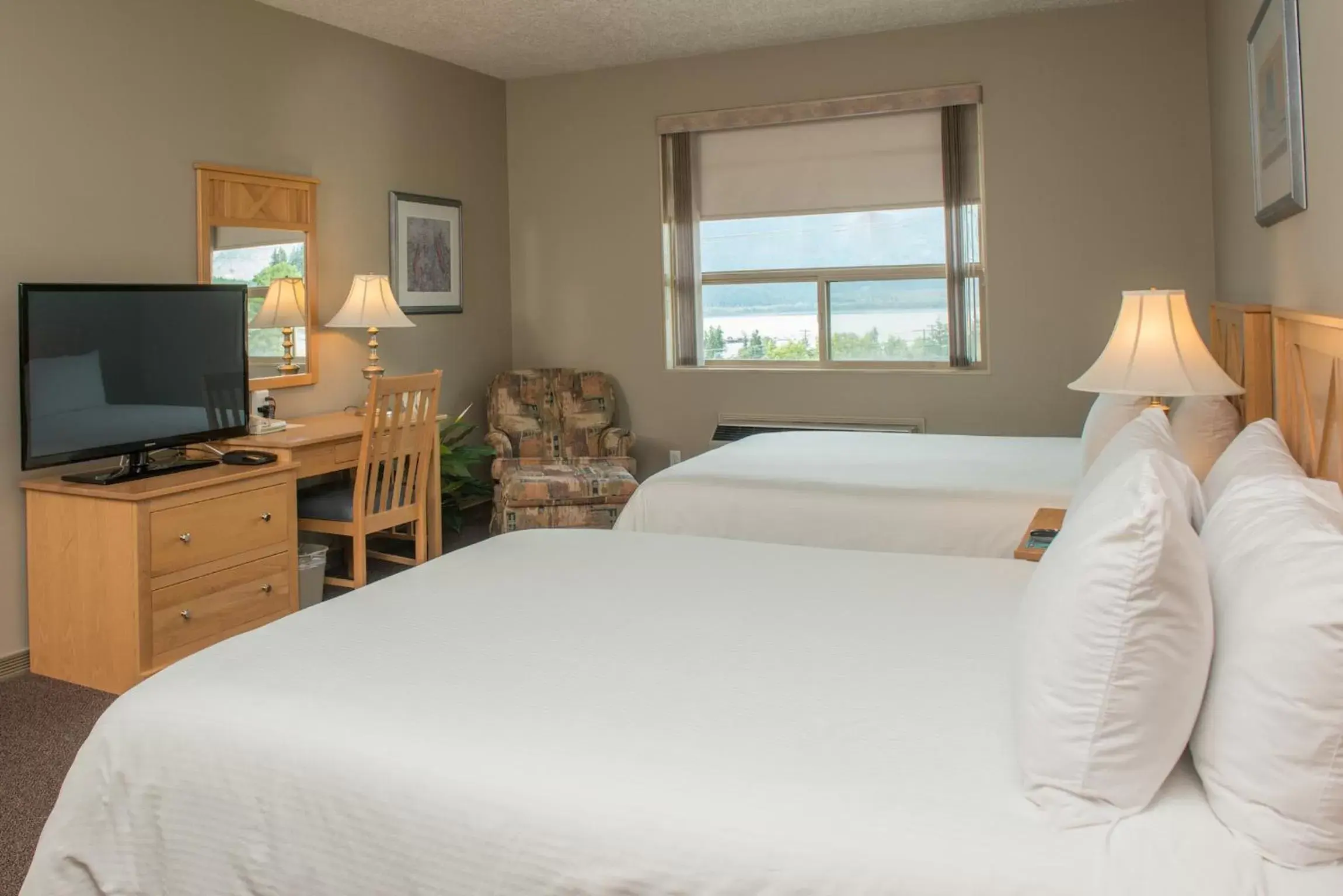 Photo of the whole room, Bed in Hilltop Inn - Salmon Arm