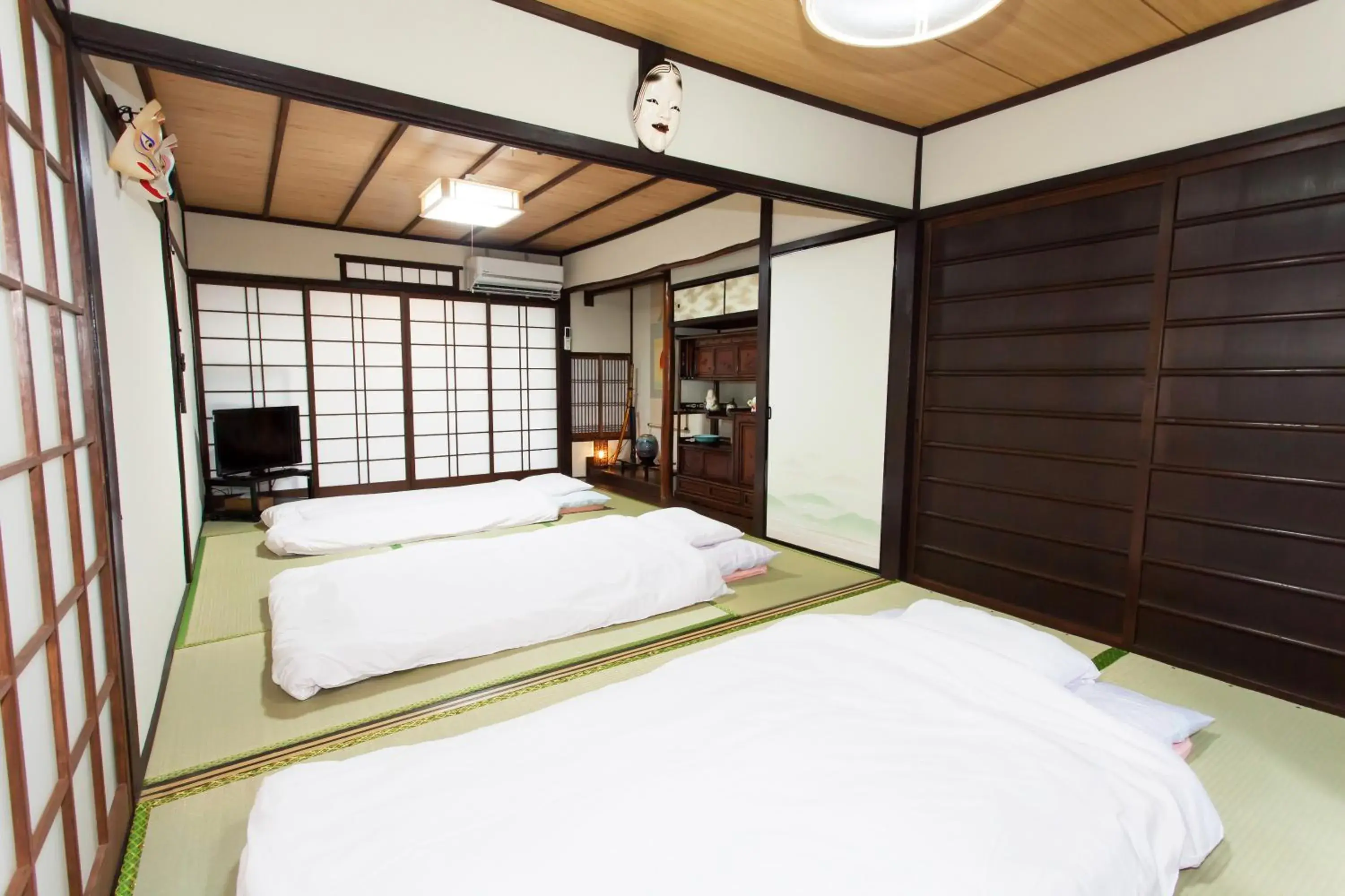Photo of the whole room, Bed in Kujo Stays