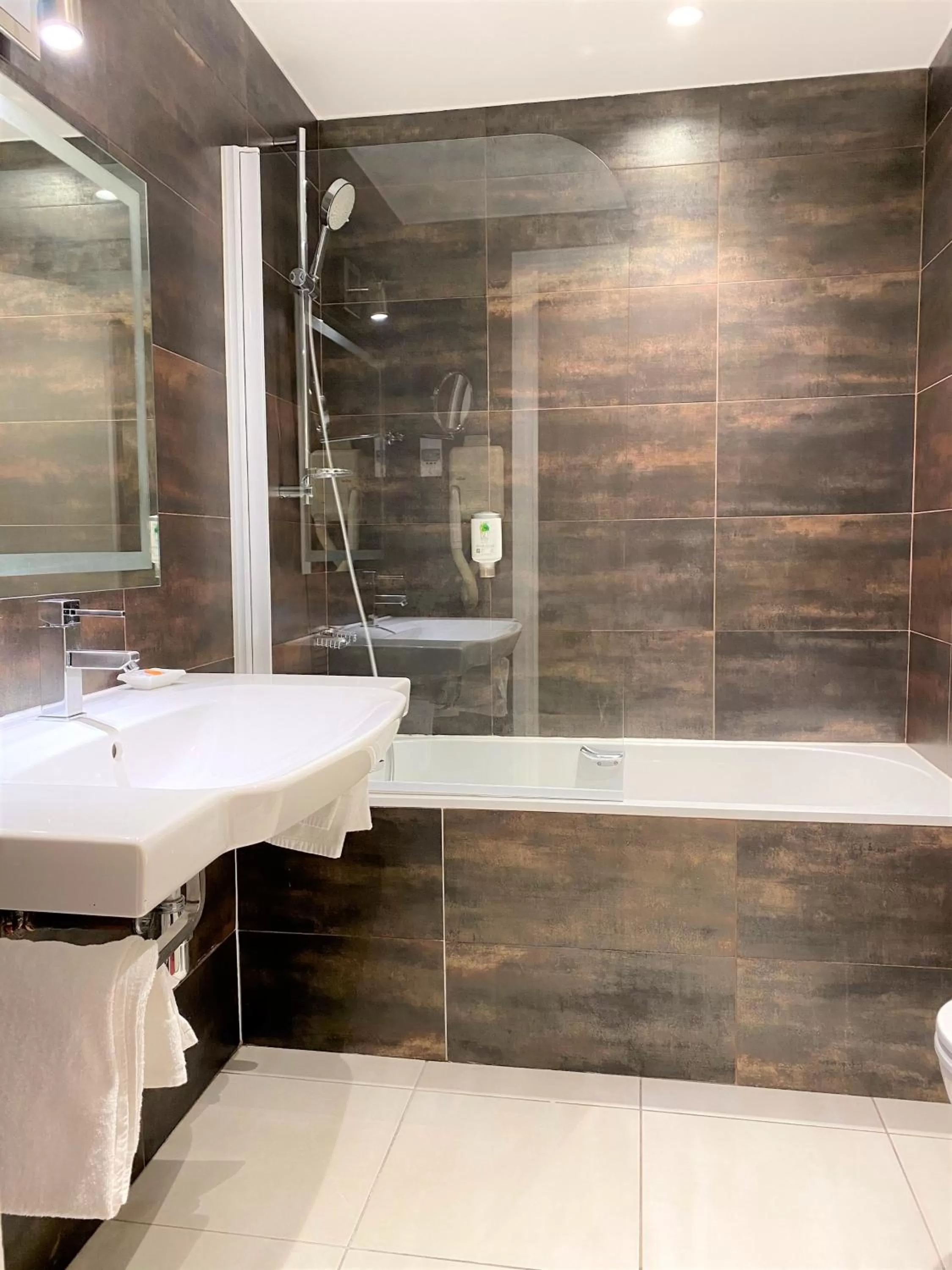 Bathroom in Hôtel Edouard 6 by Malone