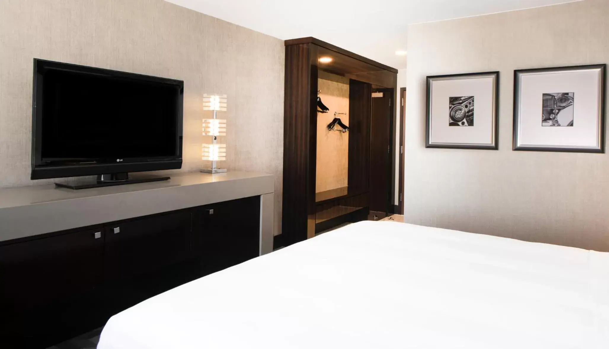 Bedroom, Bed in Beverly Hills Marriott