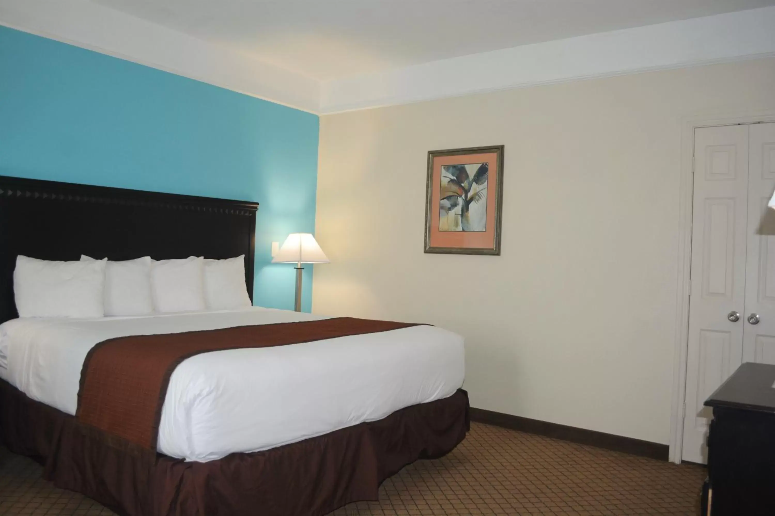 Photo of the whole room, Bed in Baymont by Wyndham Galveston