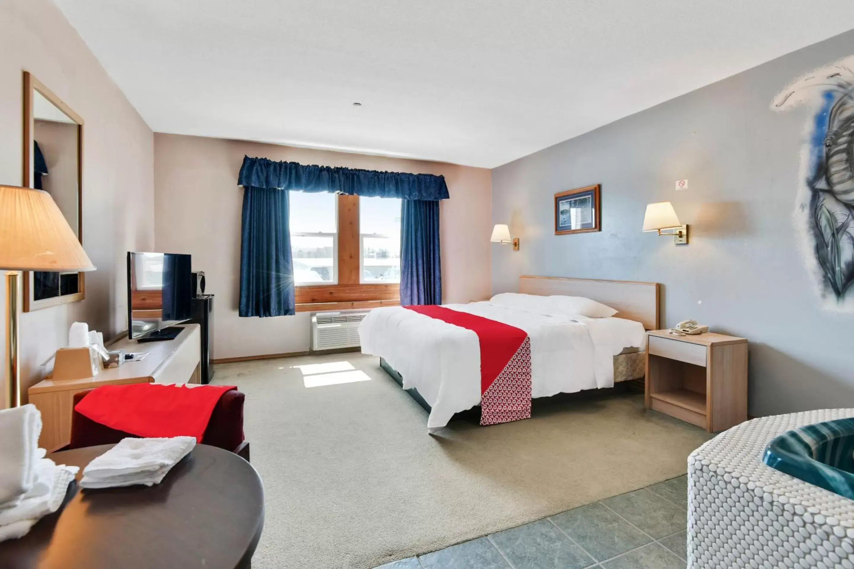 Honeymoon Suite with Hot Tub in Casa Loma Inn & Suites by OYO Davenport IA near I-80 Honeymoon Suite with Hot Tub in Casa Loma Inn & Suites by OYO Davenport IA near I-80