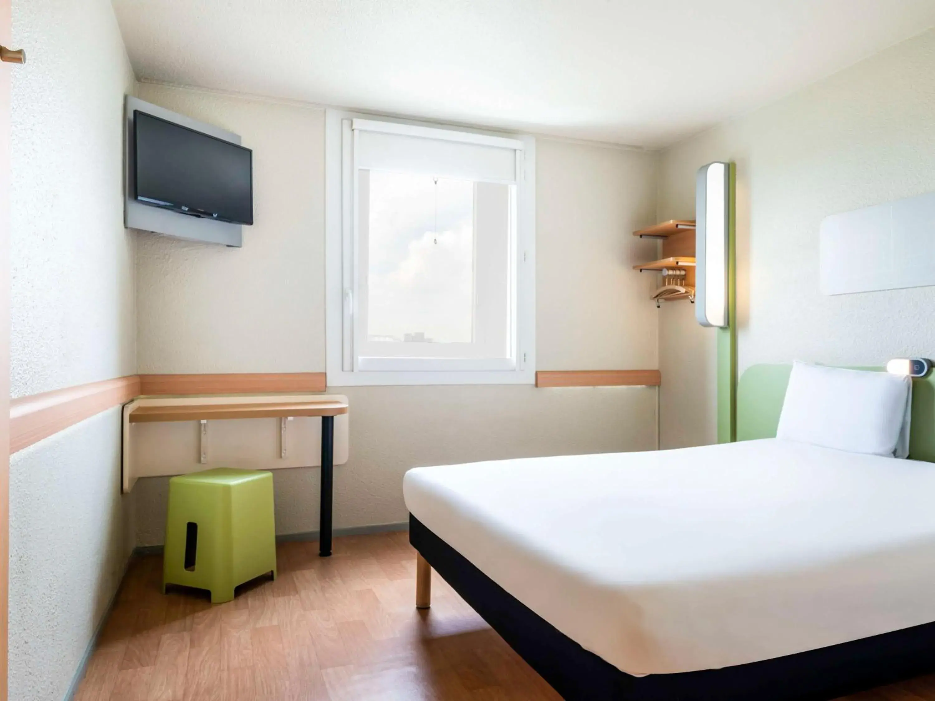Bedroom, Bed in ibis budget Paris Porte de Bercy