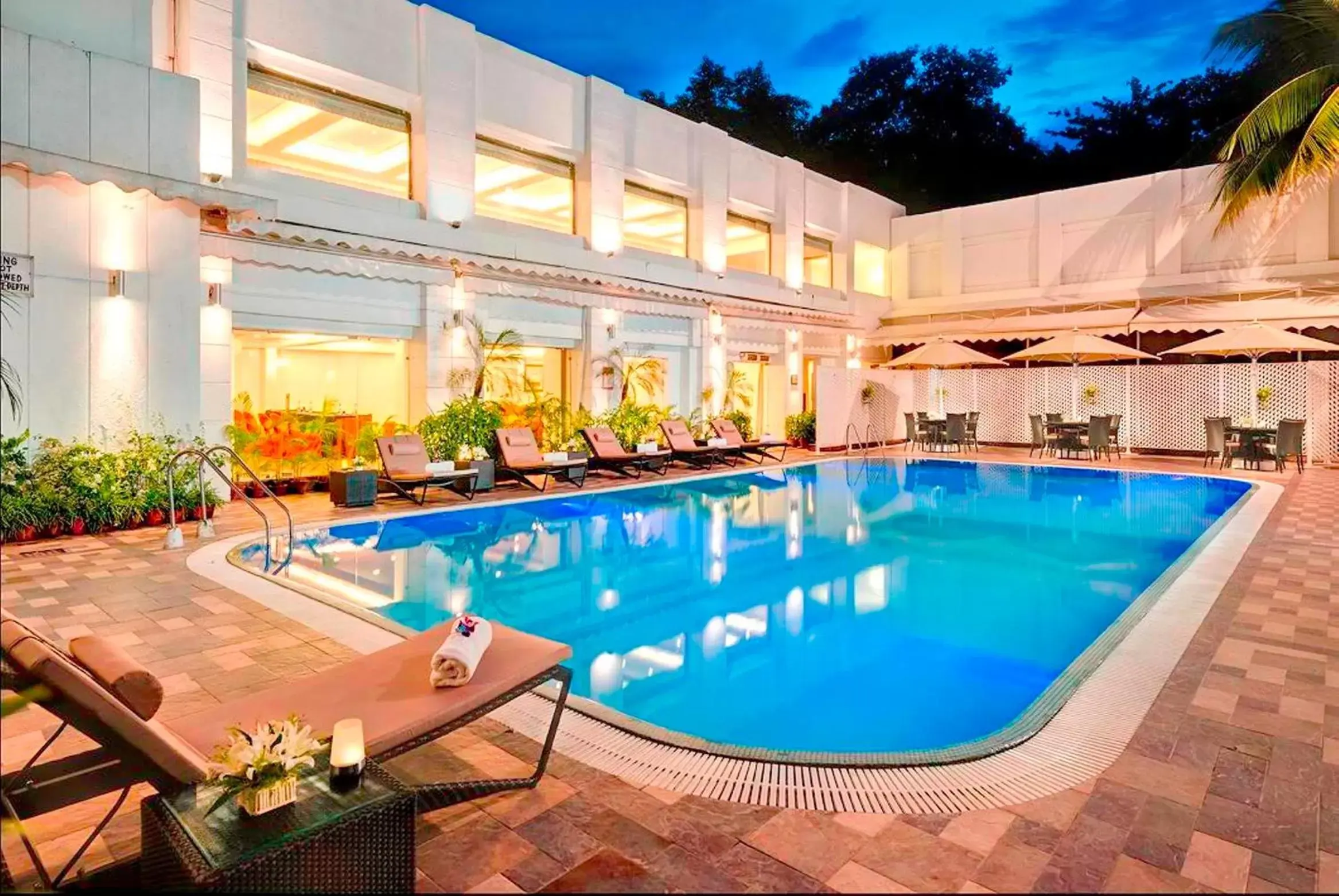Swimming Pool in Hotel Hindustan International
