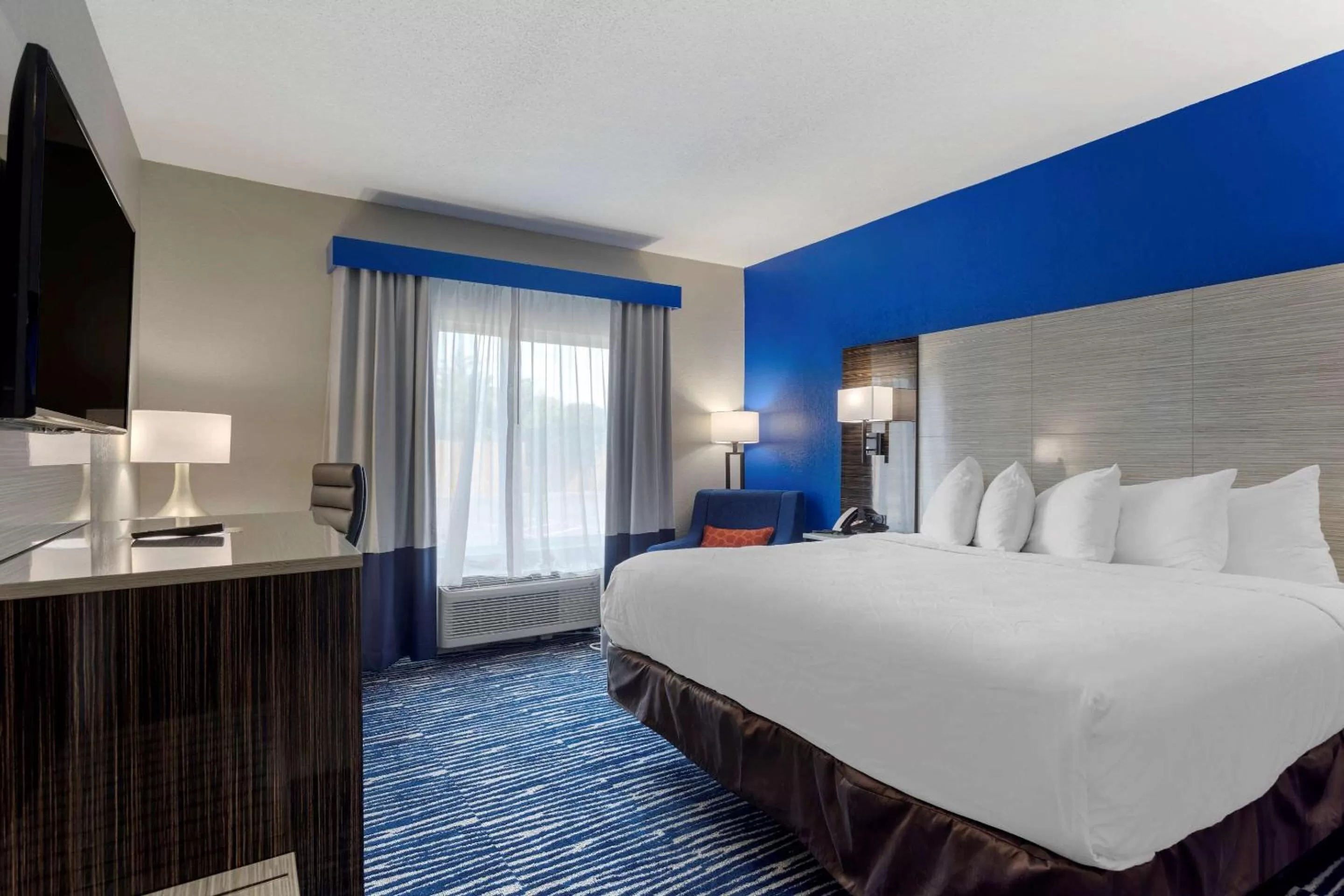 Photo of the whole room, Bed in Comfort Inn & Suites Memphis East