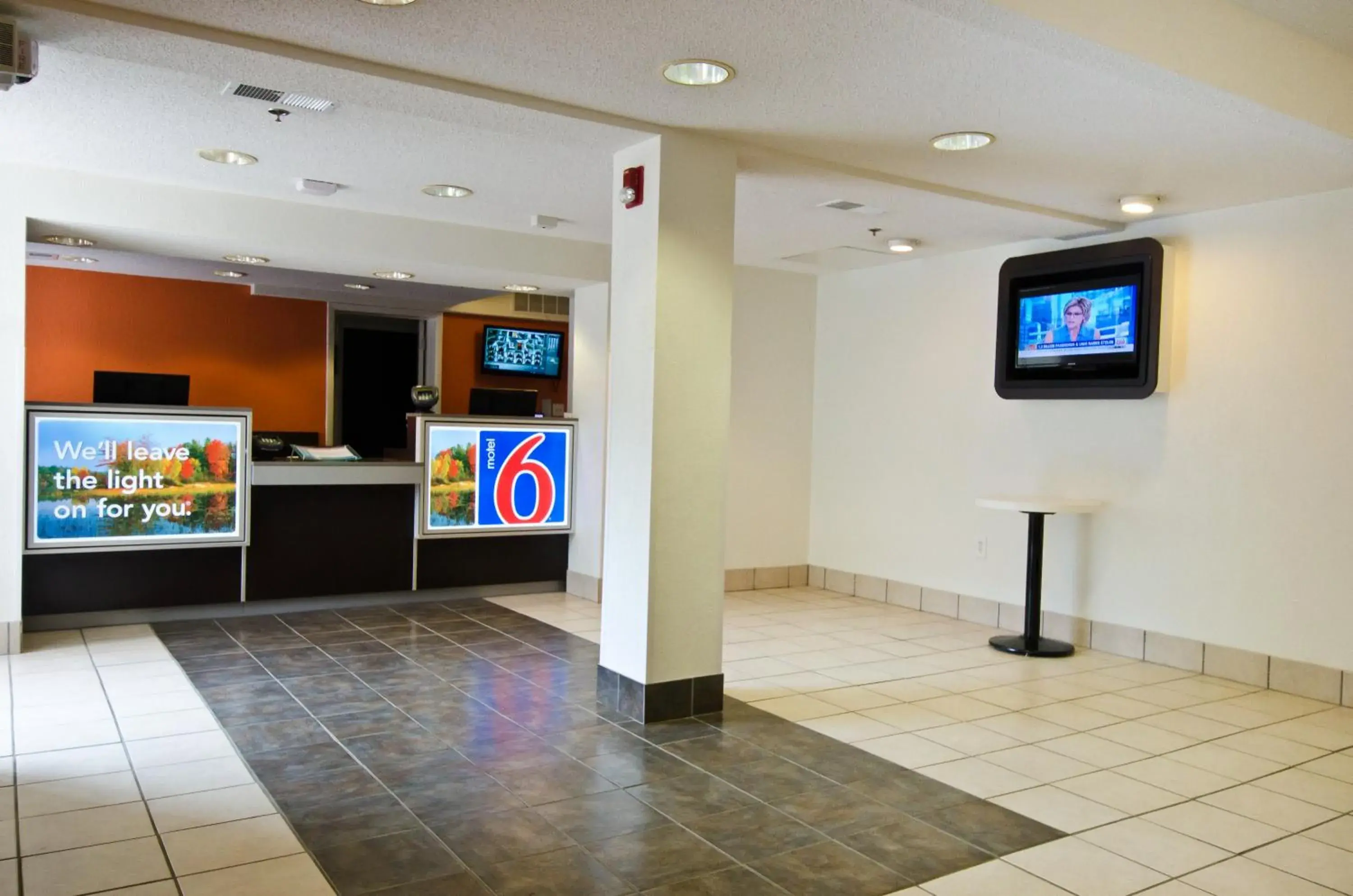 Lobby or reception, TV/Entertainment Center in Motel 6-Springfield, DC - Washington Southwest