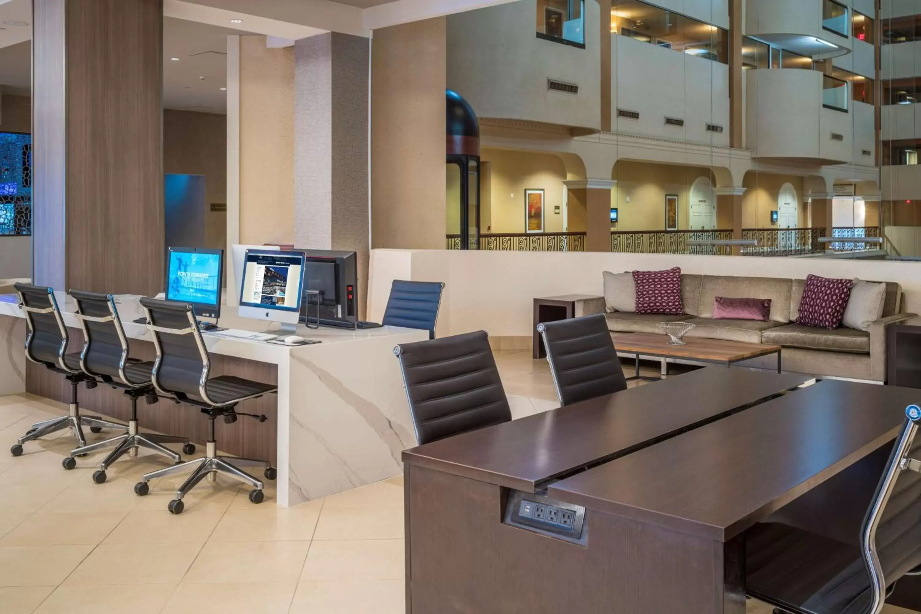 Lobby or reception in Hilton Washington DC/Rockville Hotel & Executive Meeting Center