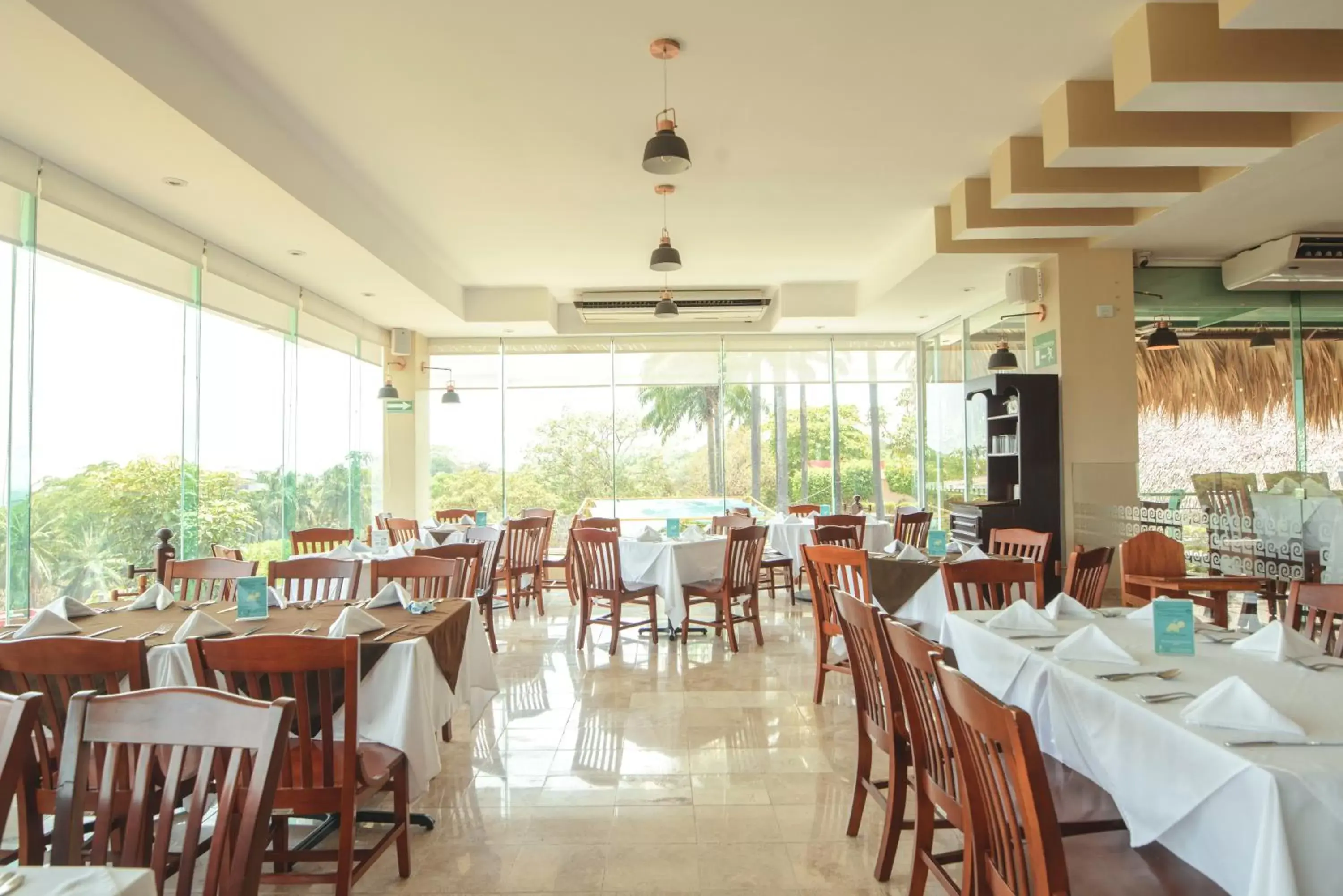 Restaurant/places to eat in Hotel Loma Real Restaurant/places to eat in Hotel Loma Real