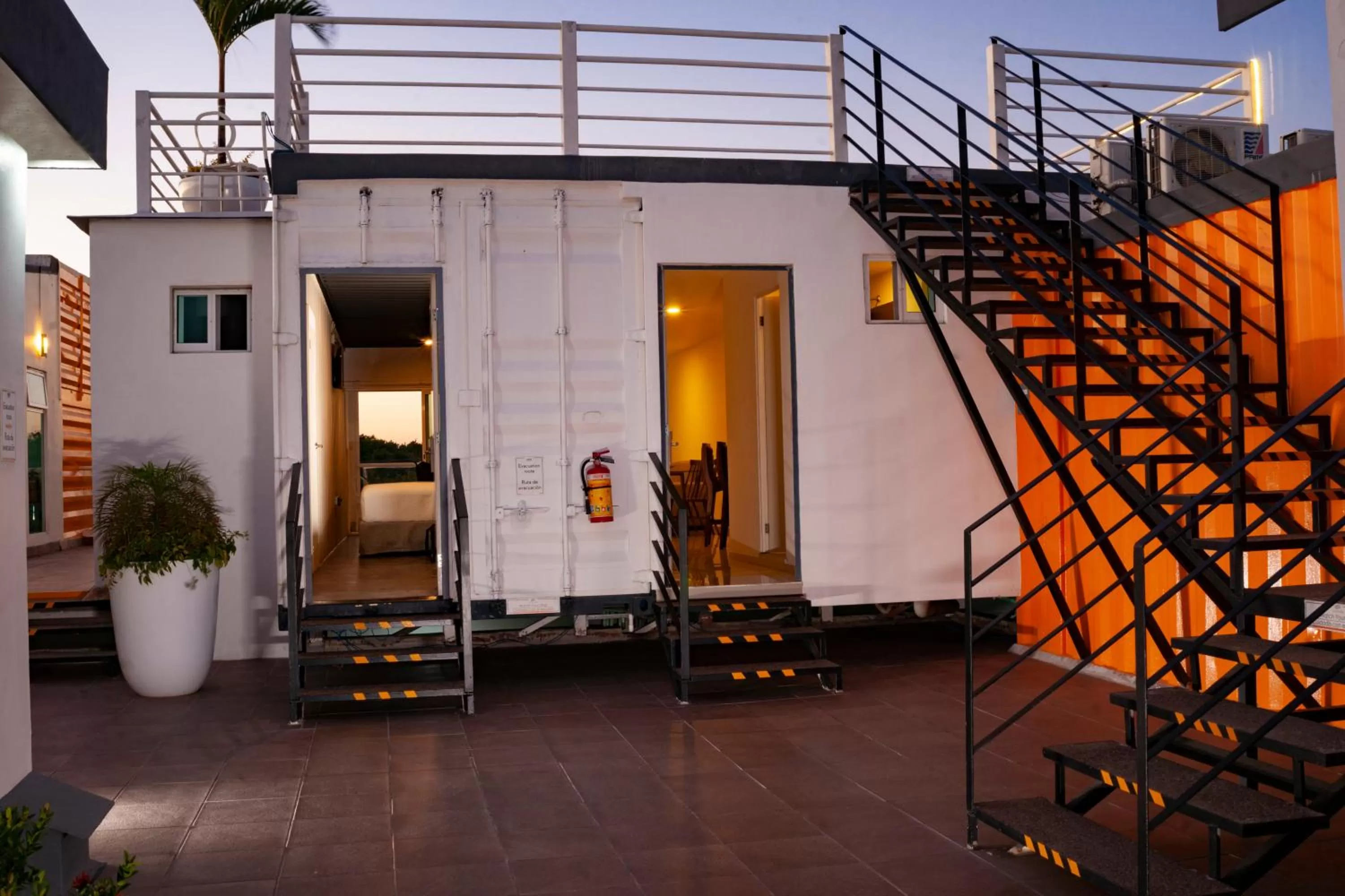 Patio in Container Inn Hotel Aeropuerto