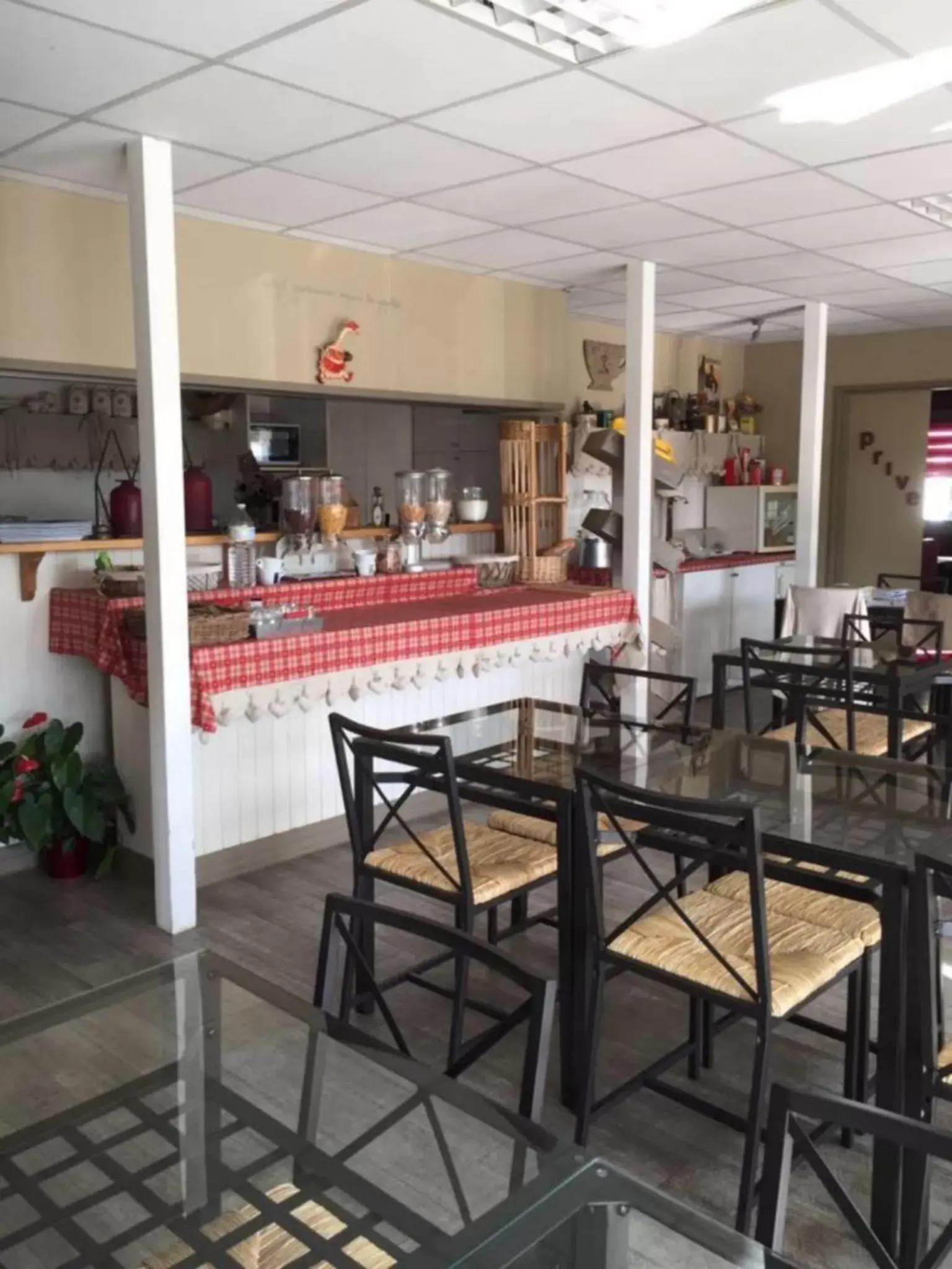 Restaurant/Places to Eat in Kyriad Direct Saintes