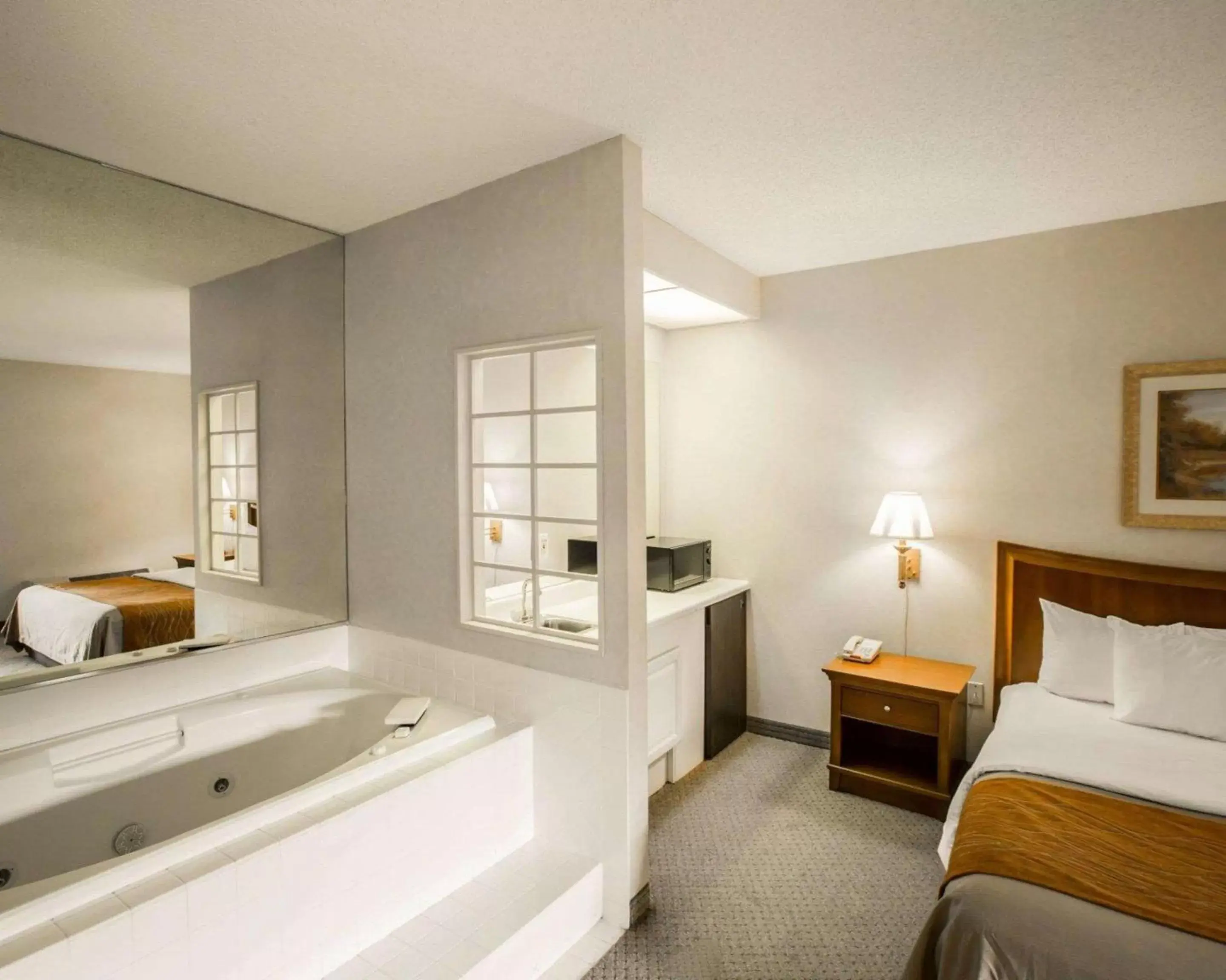 Photo of the whole room, Bathroom in Rodeway Inn and Suites on the River