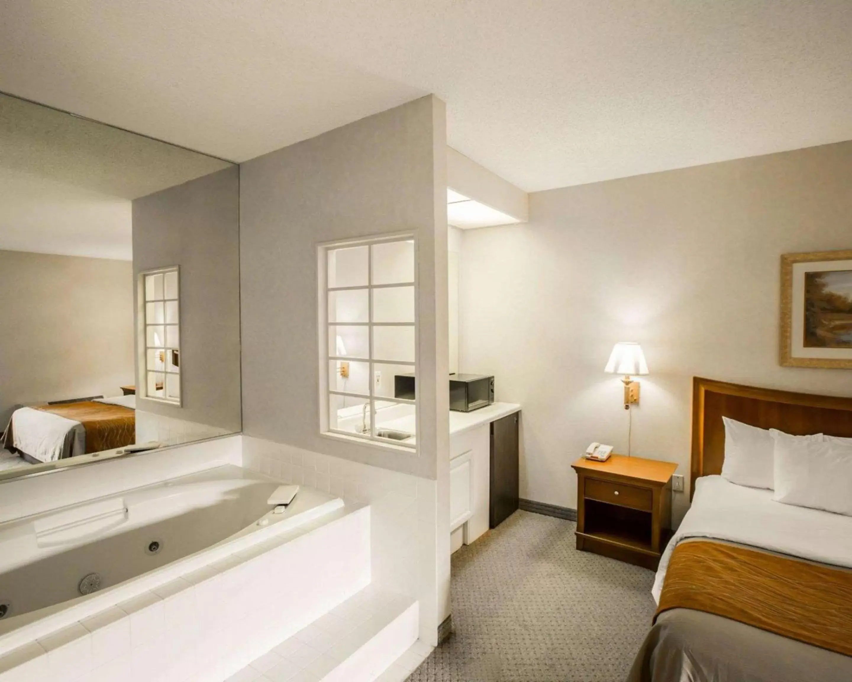 Photo of the whole room, Bed in Rodeway Inn & Suites Cherokee On the River Photo of the whole room, Bed in Rodeway Inn & Suites Cherokee On the River