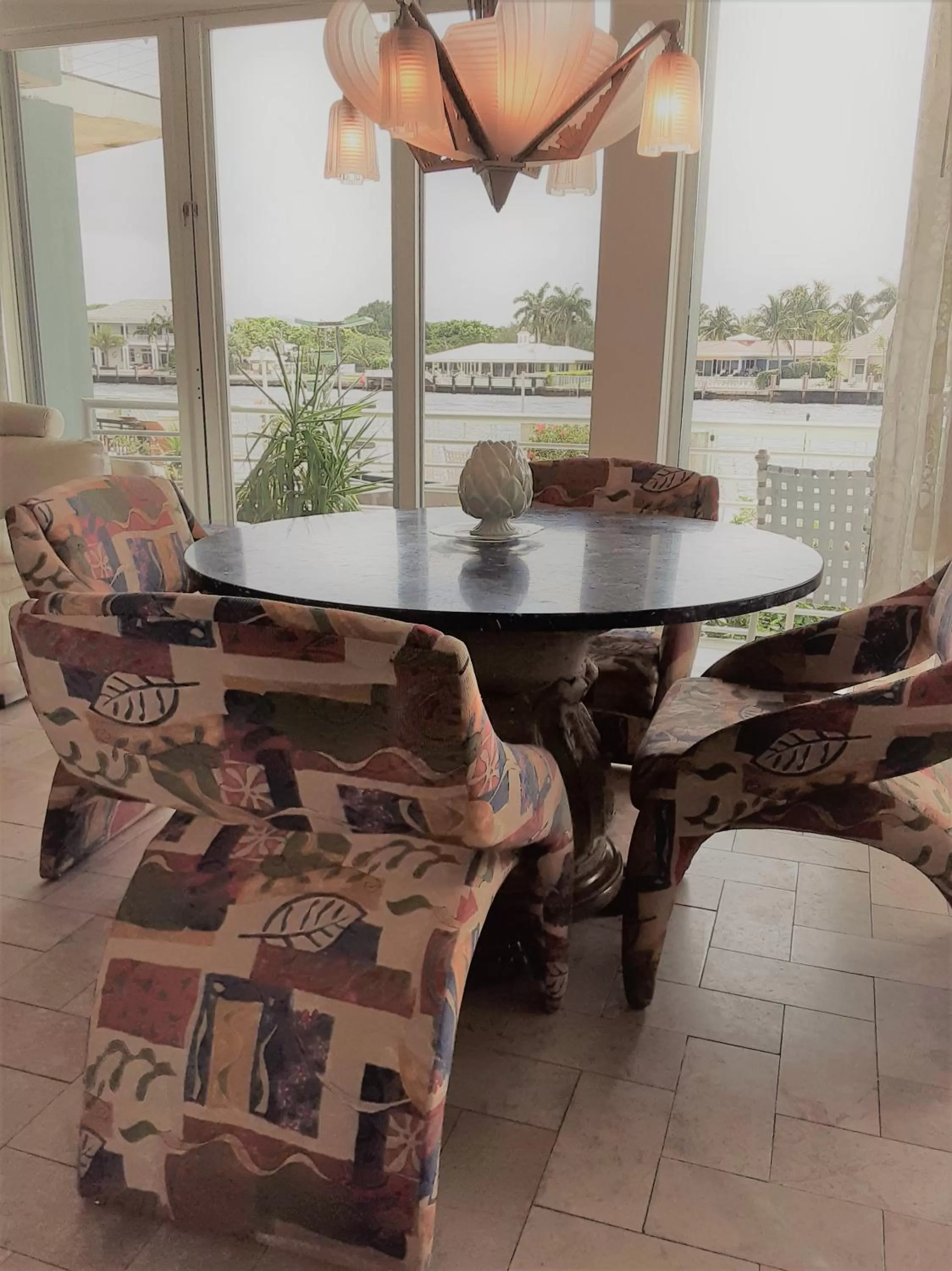 Living room in Manhattan Tower Apartment Hotel