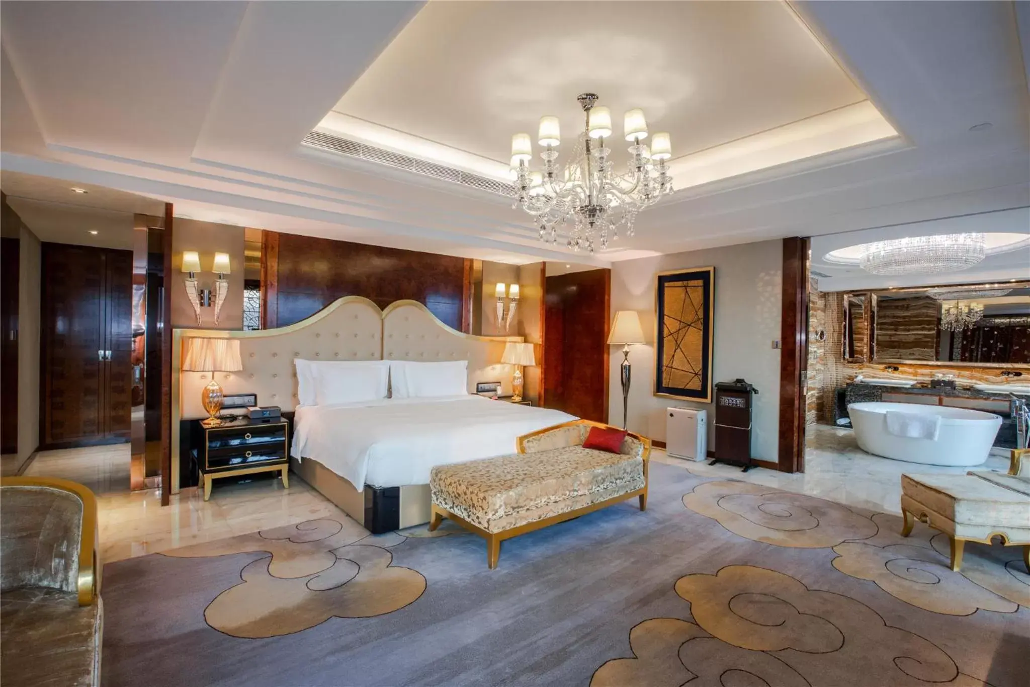 Bed in Crowne Plaza Hotel Lanzhou, an IHG Hotel