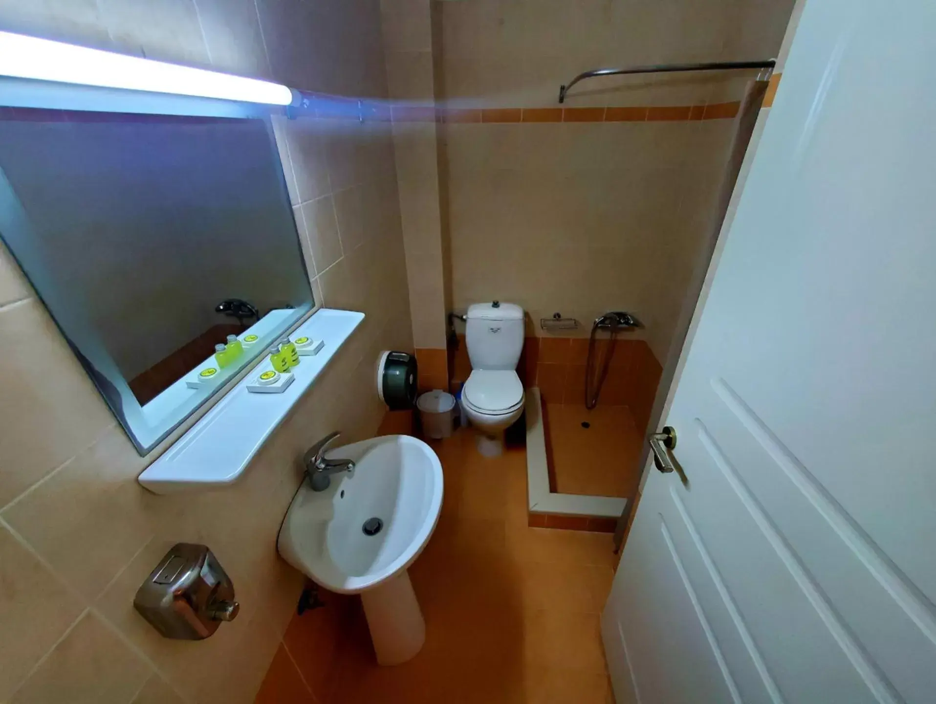 Bathroom in Hotel Nevada Kalamata