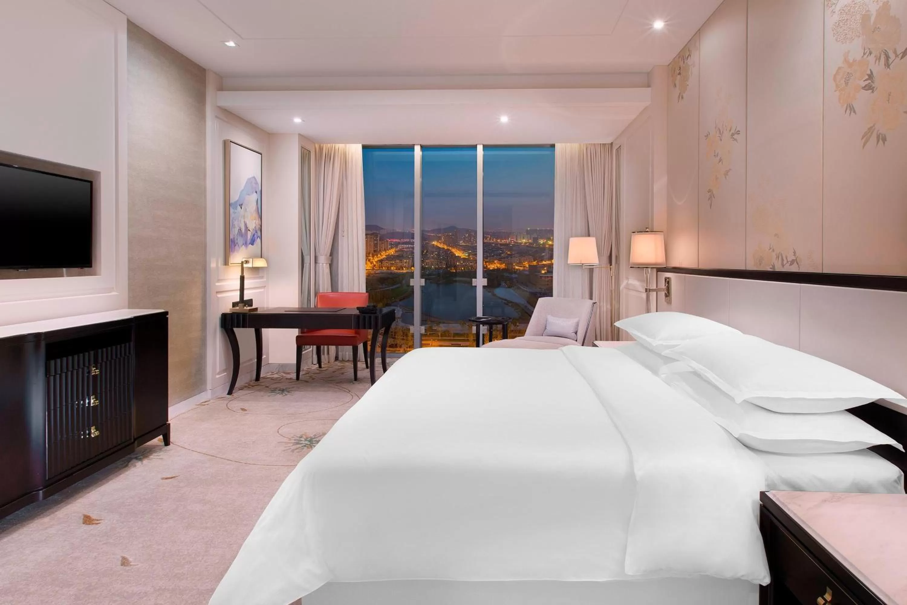 Photo of the whole room, Bed in Sheraton Qingdao Licang Hotel