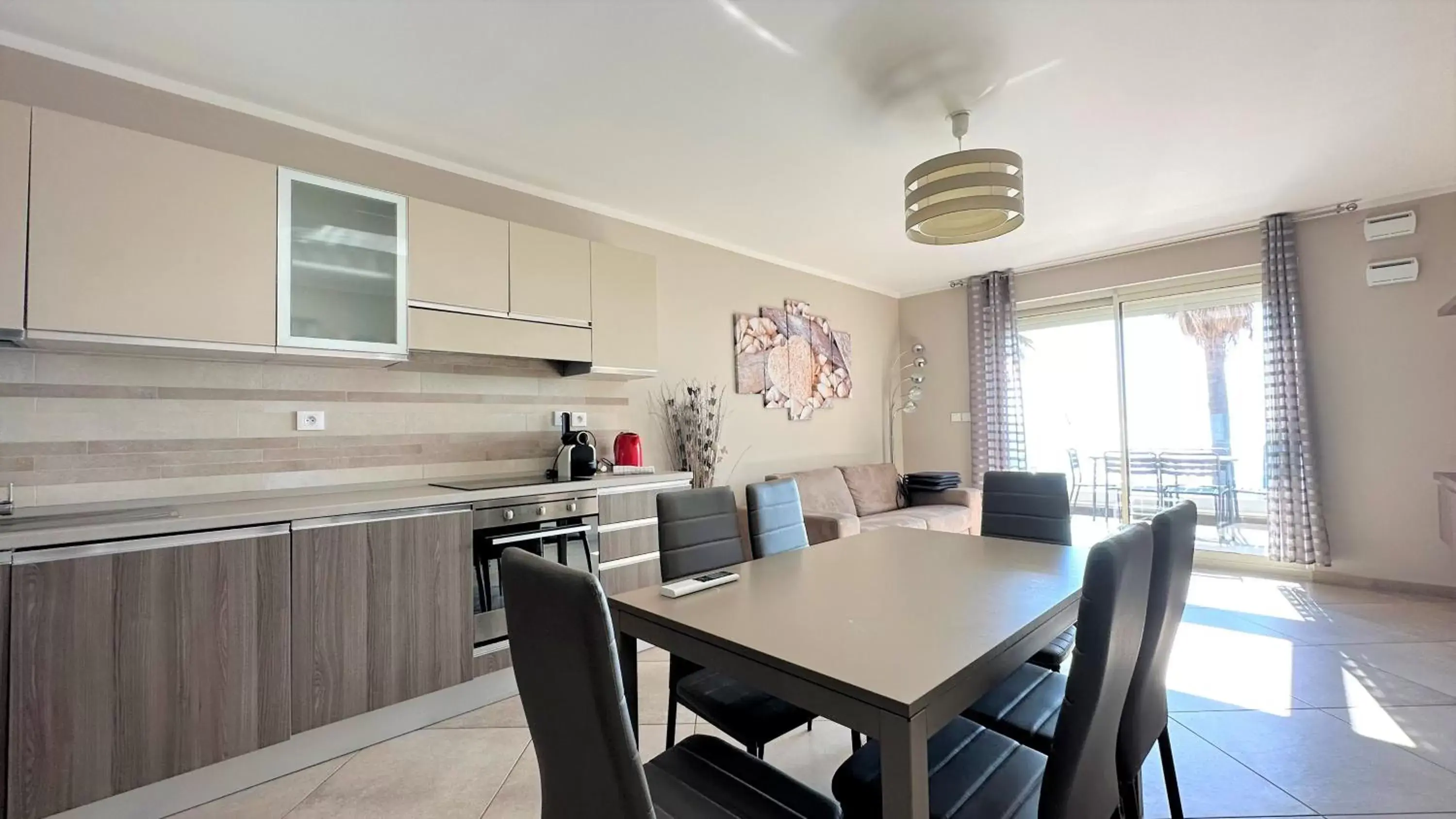 stove, Dining Area in LE MIDI 8 by ESTATES CANNES