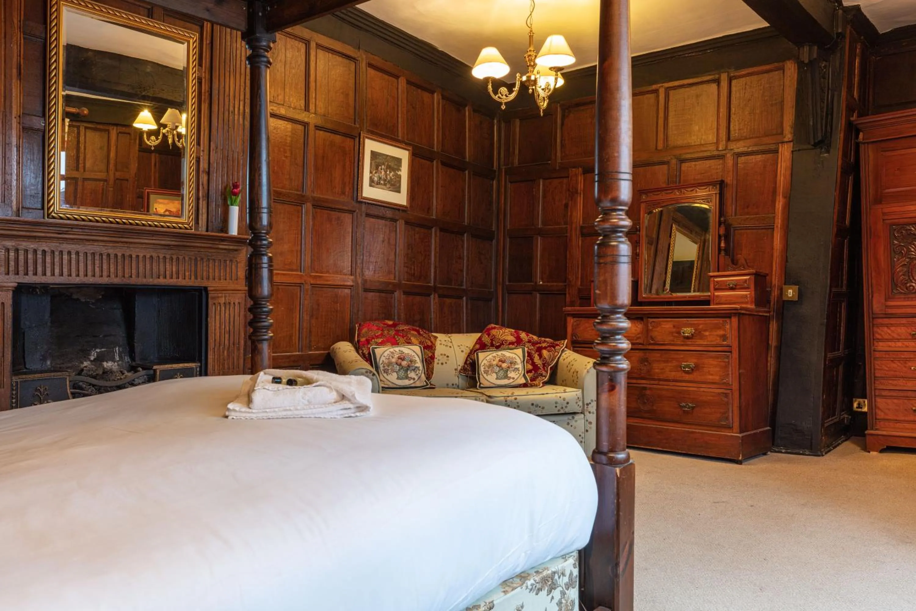 Bedroom, Bed in The New Inn by Roomsbooked