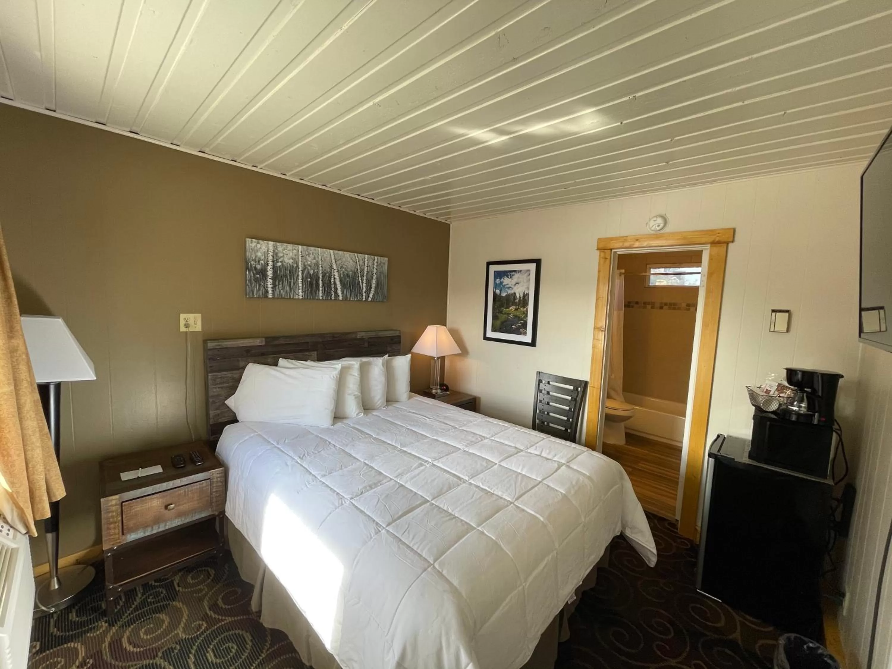Photo of the whole room, Bed in Estes Mountain Inn