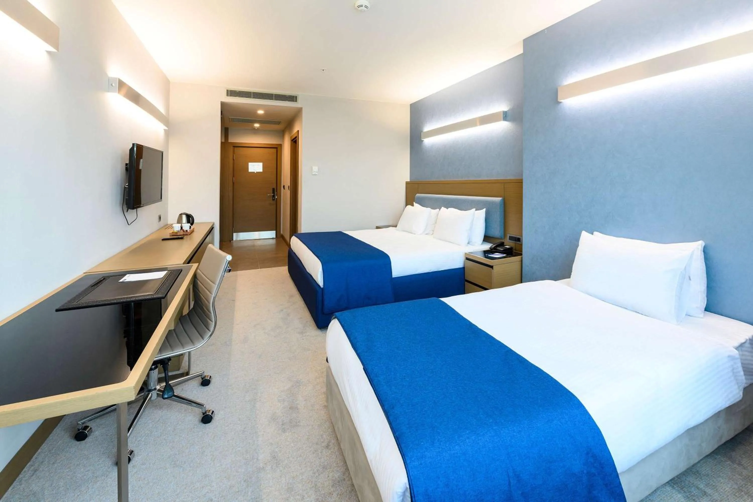 Photo of the whole room, Bed in La Quinta by Wyndham Istanbul Gunesli