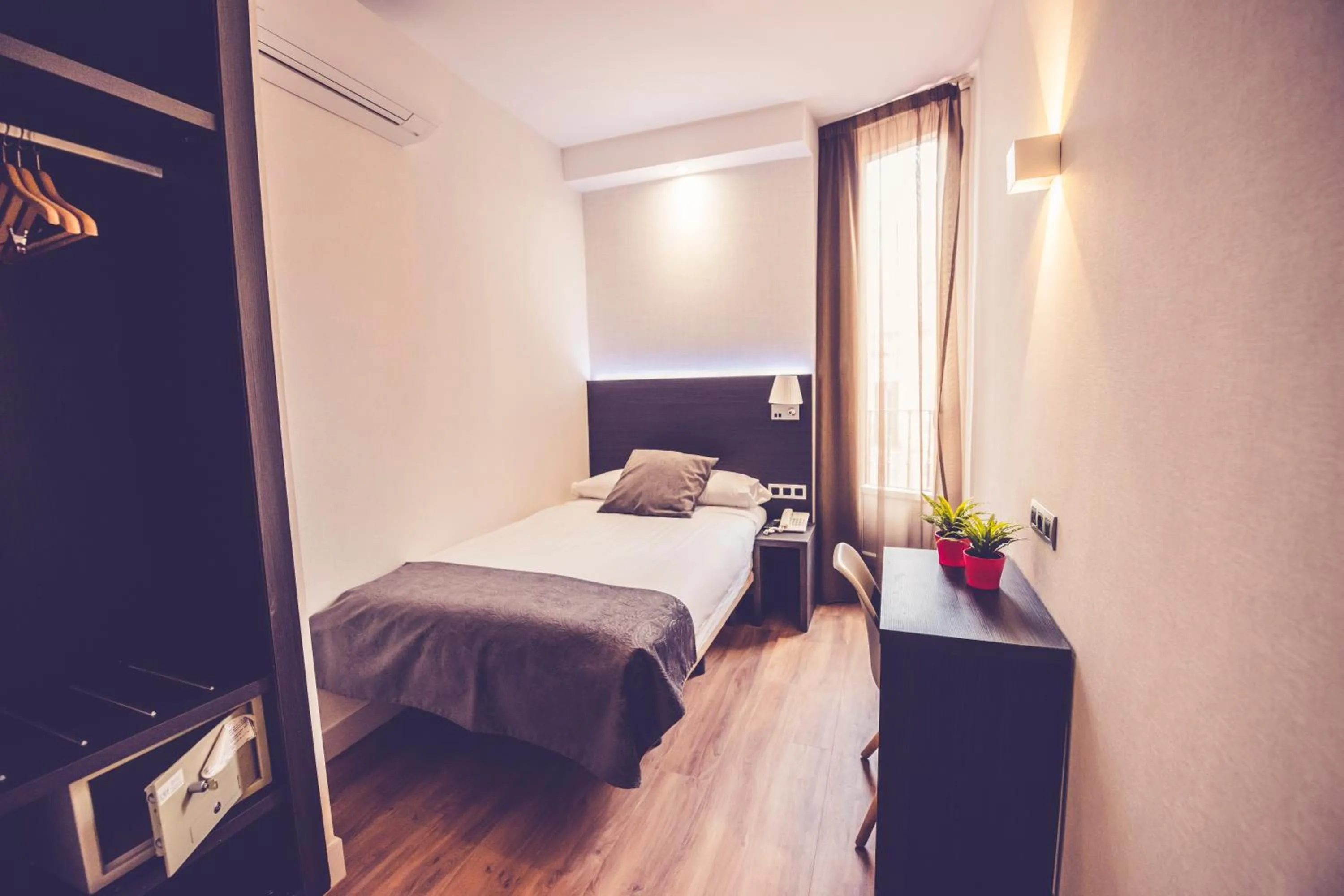 Bedroom, Bed in Hostal Marlasca