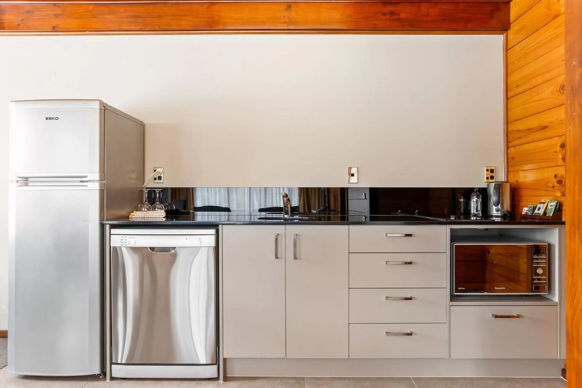 Kitchen or kitchenette, Kitchen/Kitchenette in Waitakere Resort & Spa